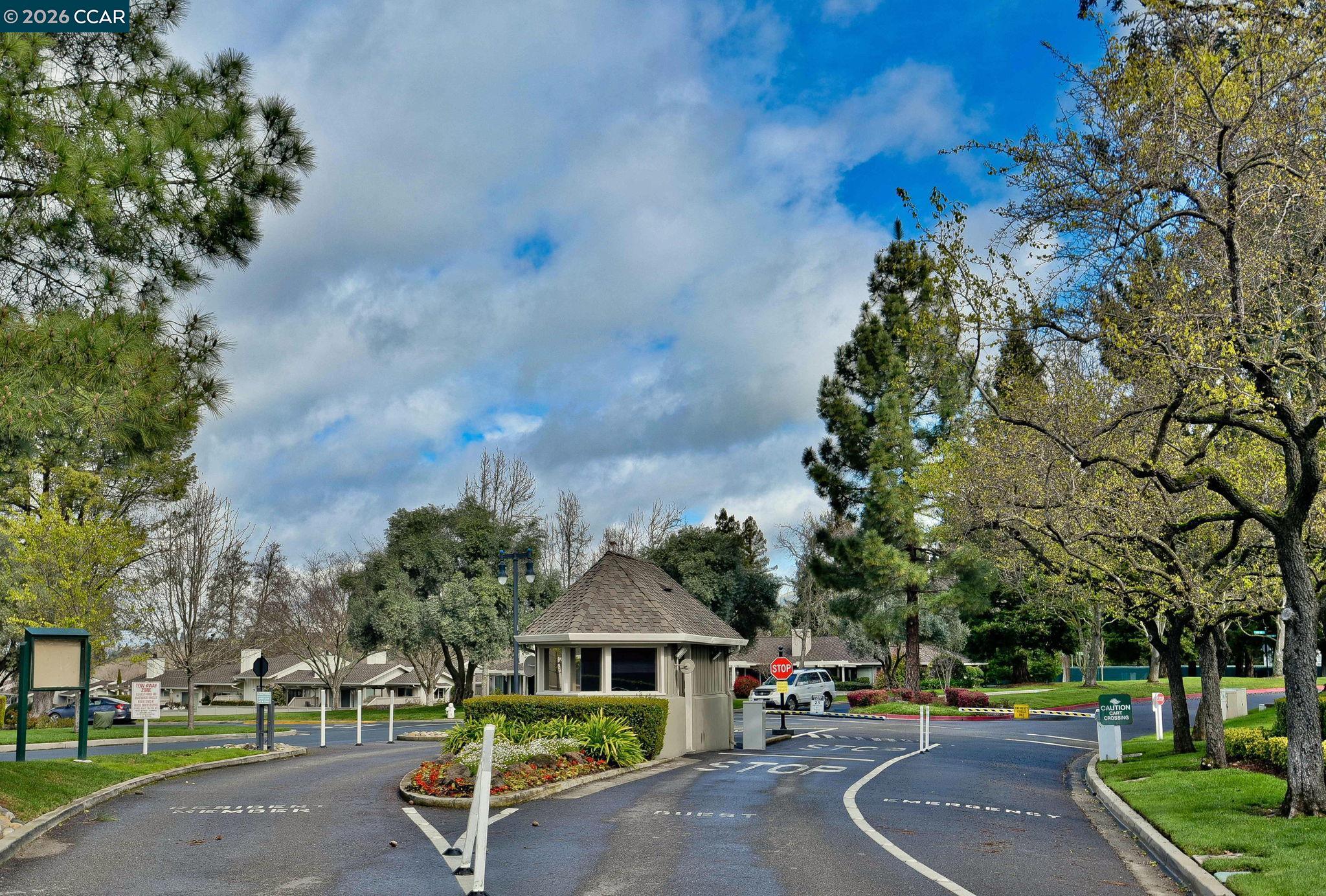 706 Lakeside Ct