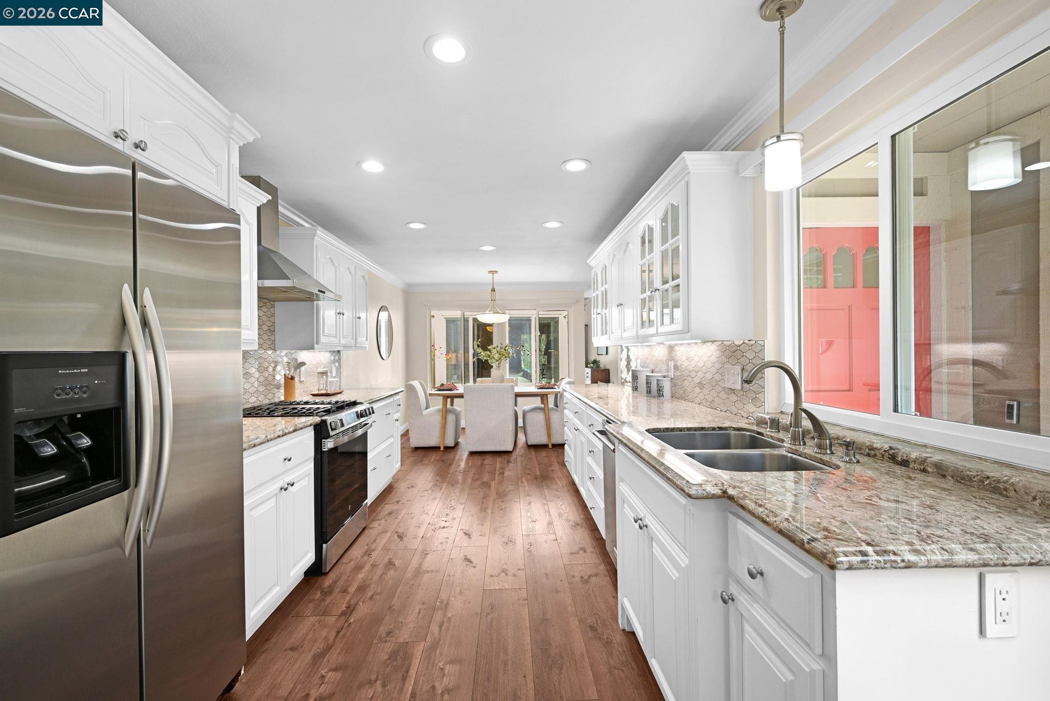 706 Lakeside Ct