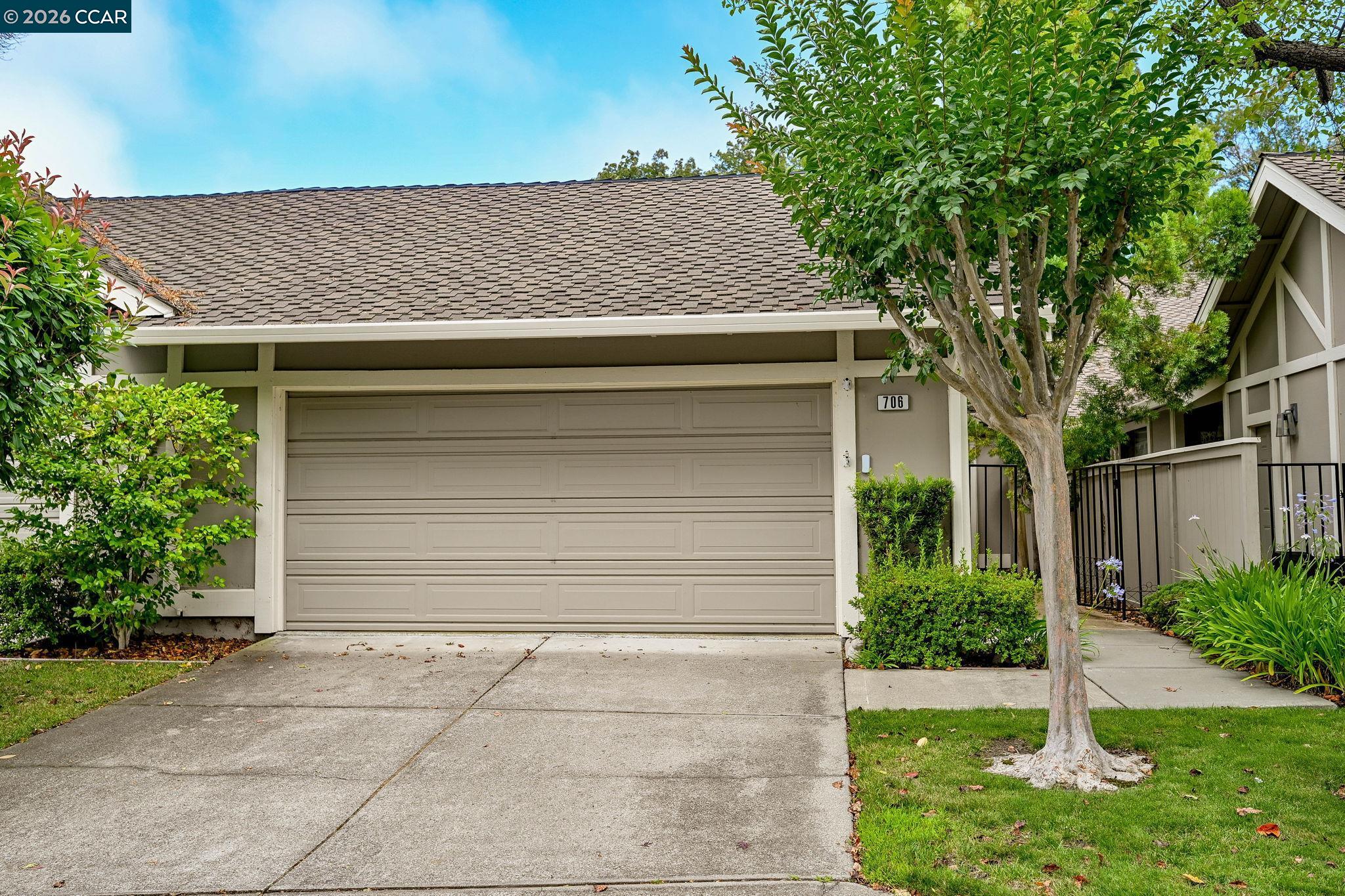 706 Lakeside Ct