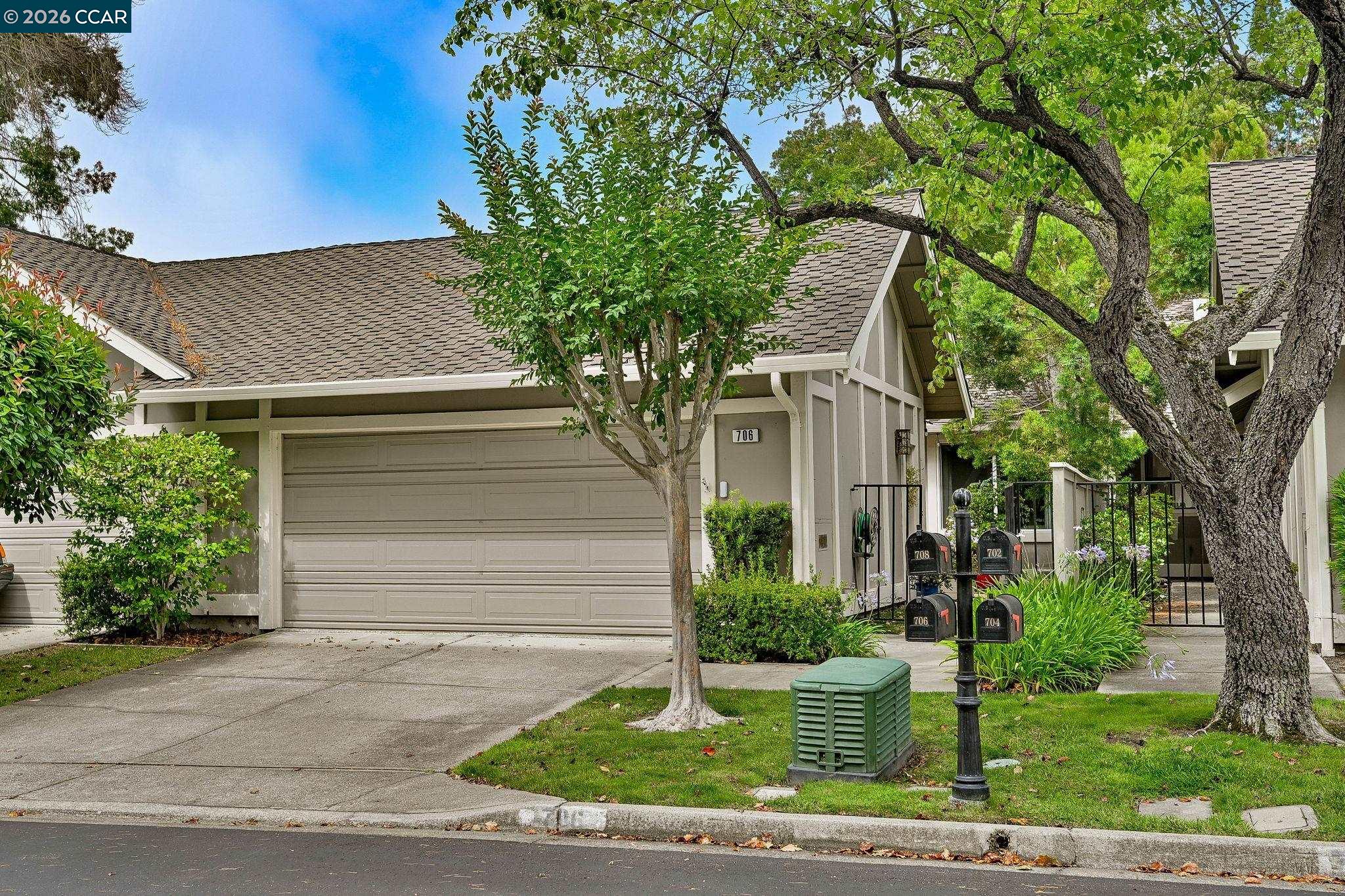706 Lakeside Ct