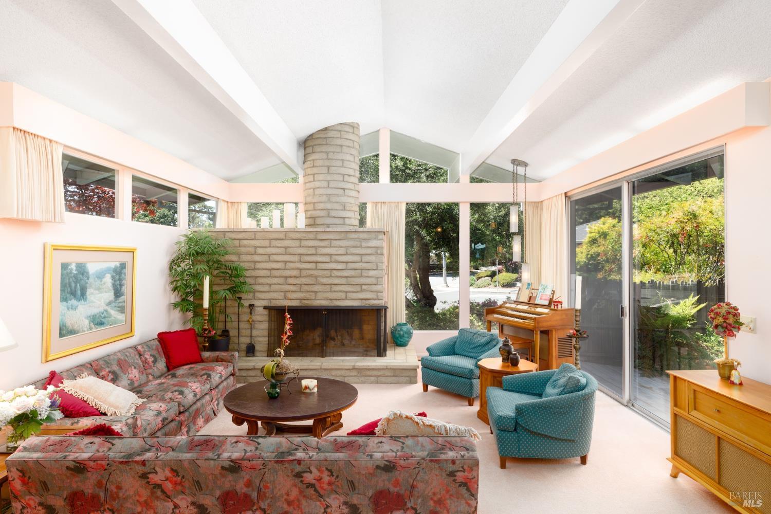 1671 E Foothill Drive