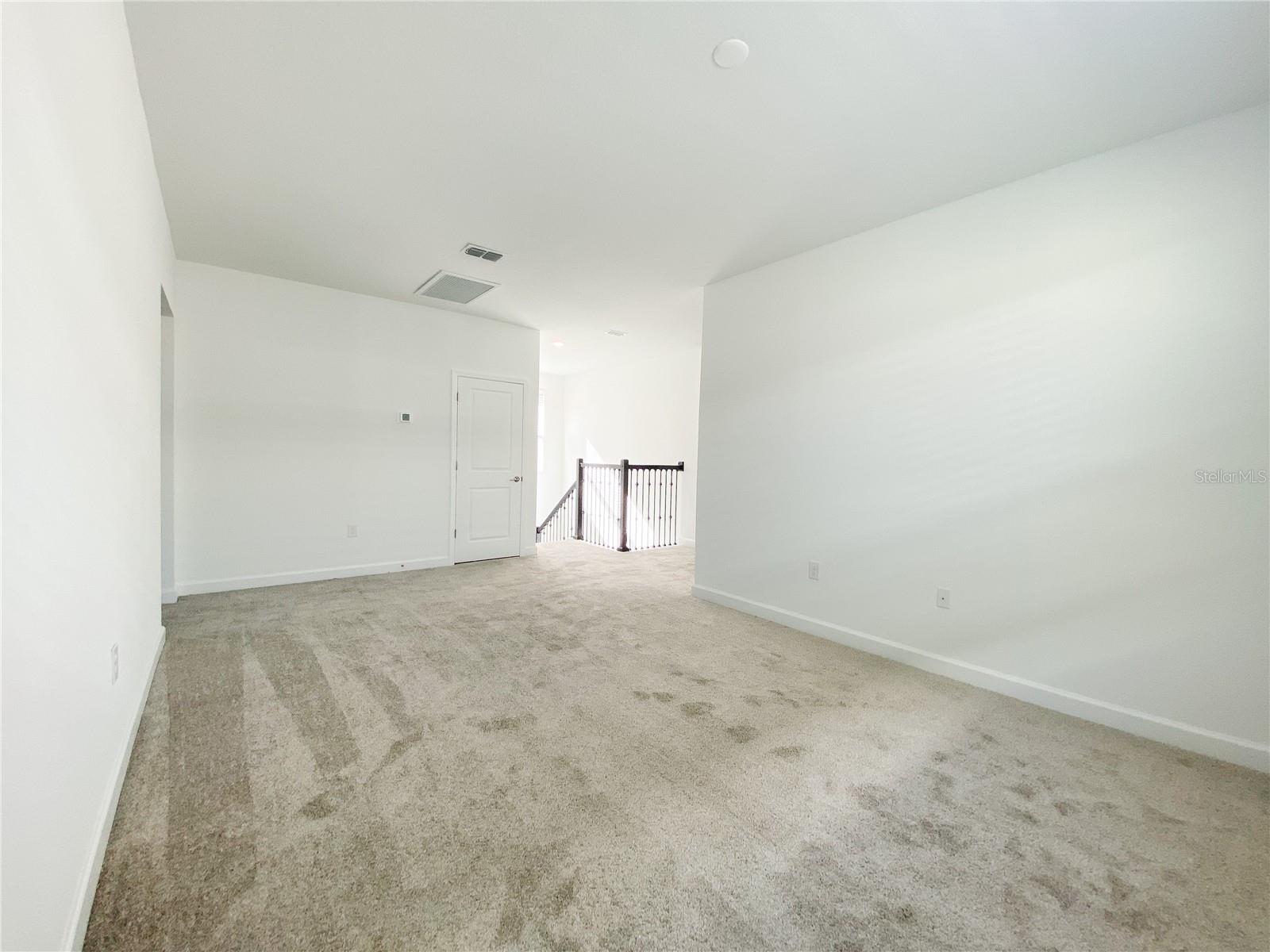 977 LEADER ST