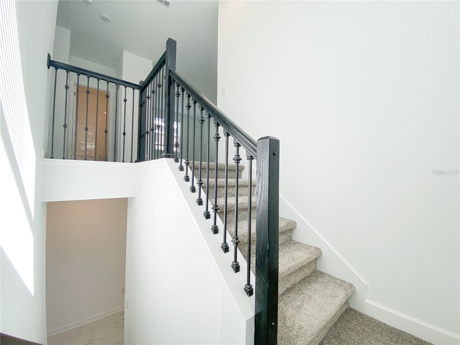 977 LEADER ST