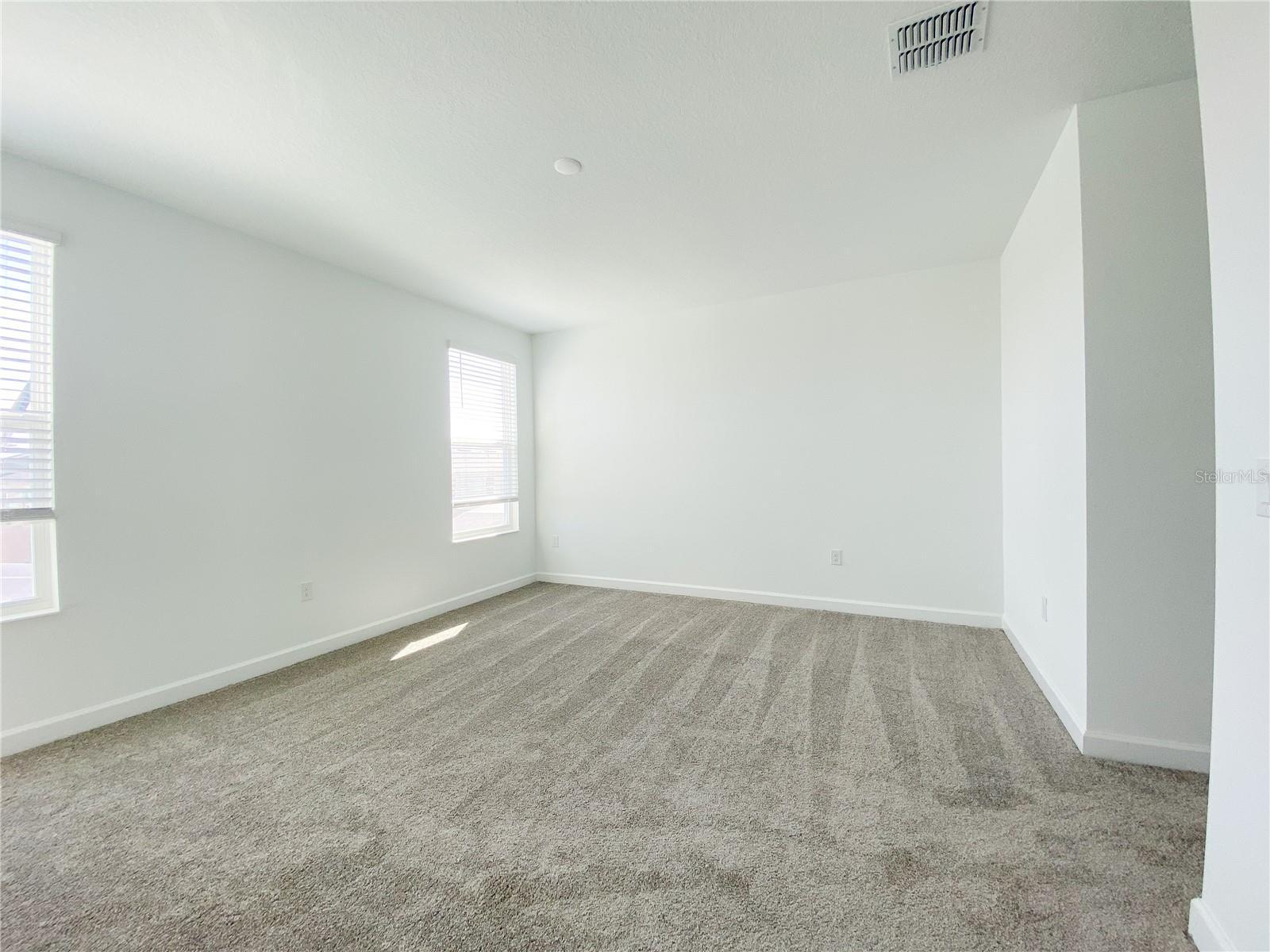 977 LEADER ST
