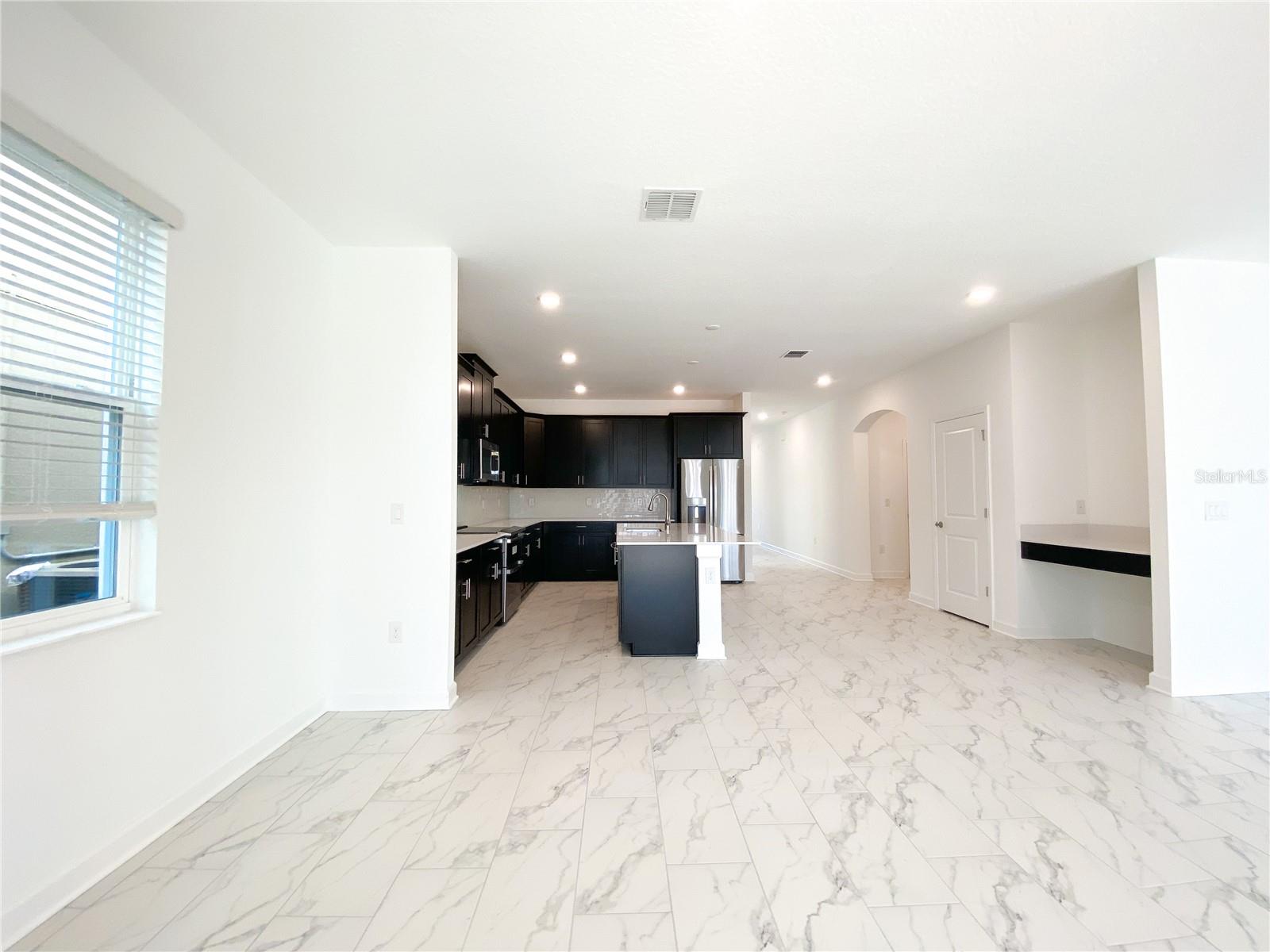 977 LEADER ST