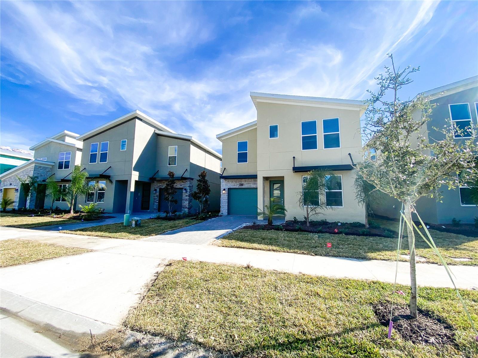 977 LEADER ST