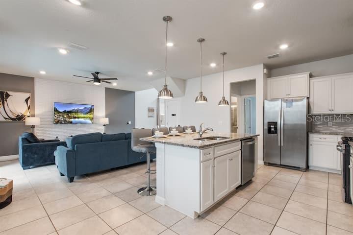 7372 OAKMOSS LOOP