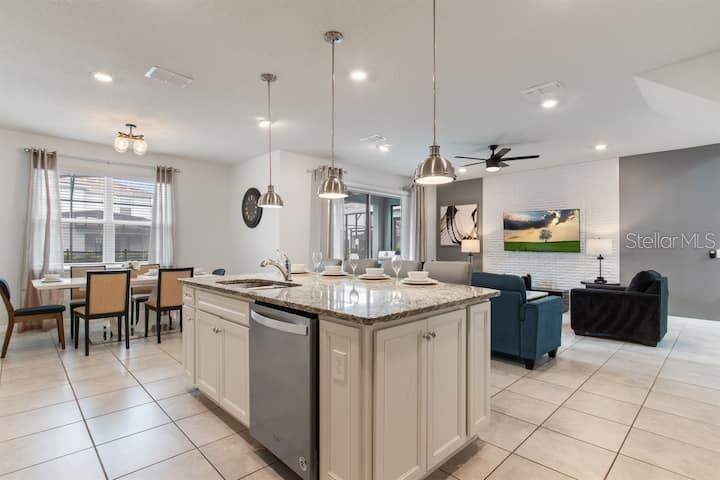 7372 OAKMOSS LOOP