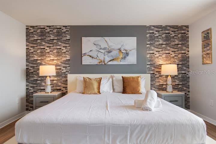 7372 OAKMOSS LOOP