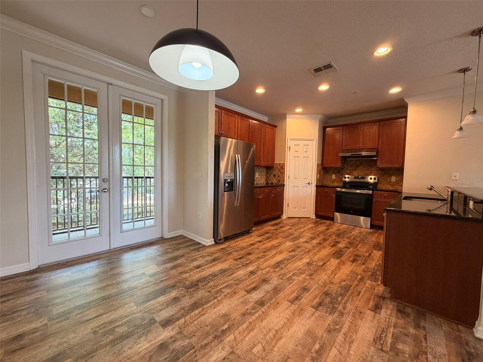 691 PENSACOLA LN