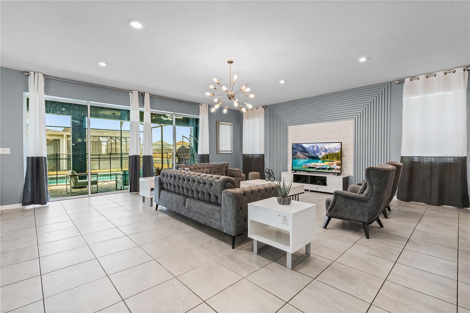 8915 TROPICAL HAVEN CT