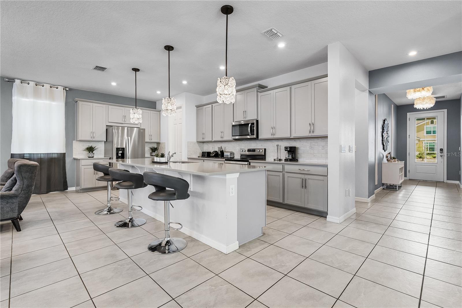 8915 TROPICAL HAVEN CT