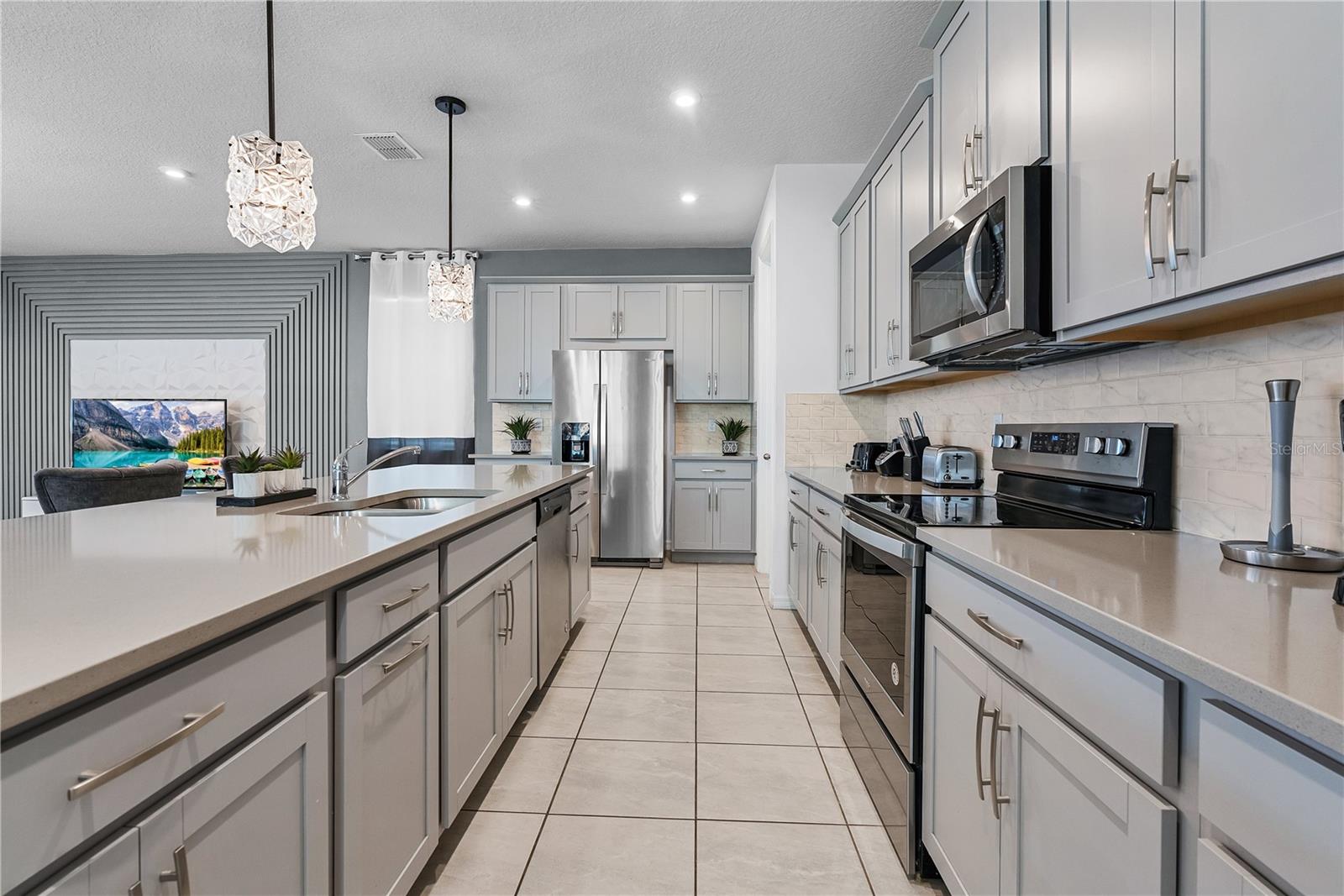 8915 TROPICAL HAVEN CT