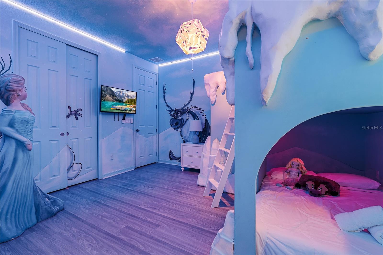 8915 TROPICAL HAVEN CT