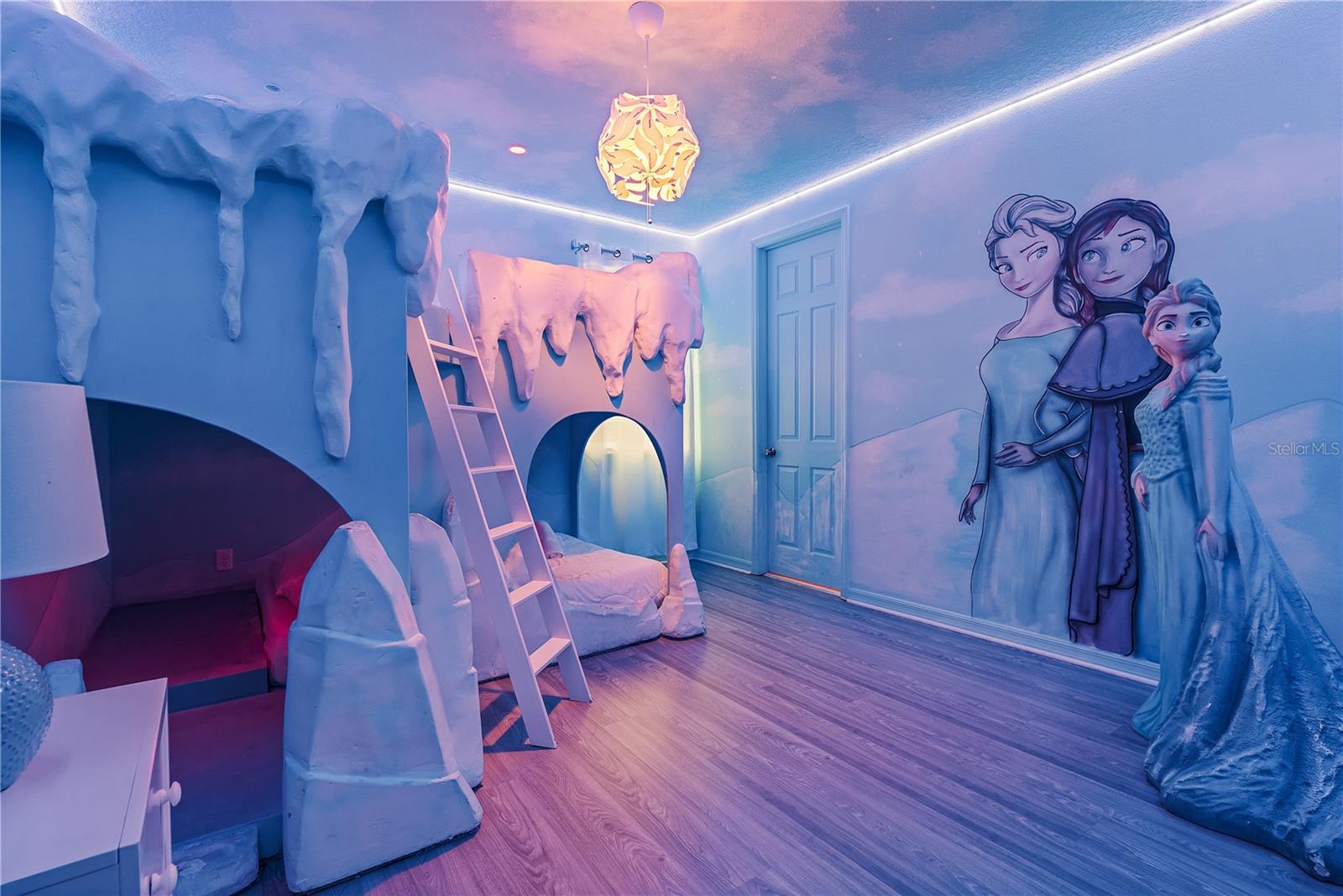 8915 TROPICAL HAVEN CT