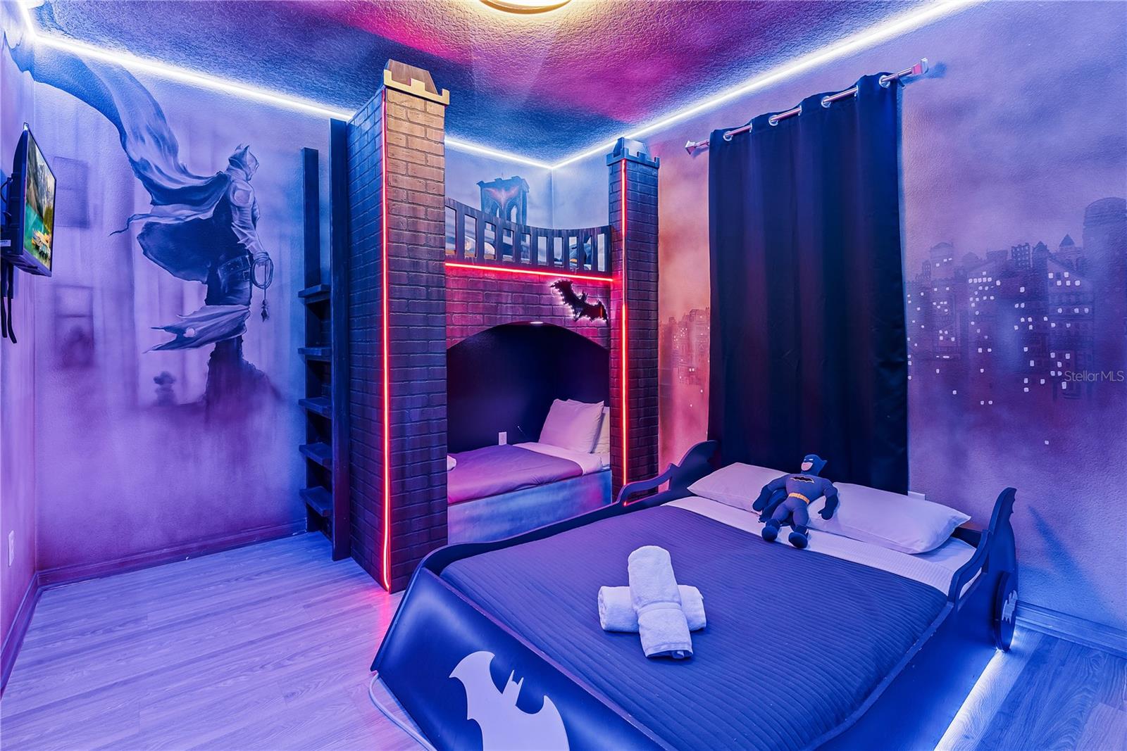 8915 TROPICAL HAVEN CT