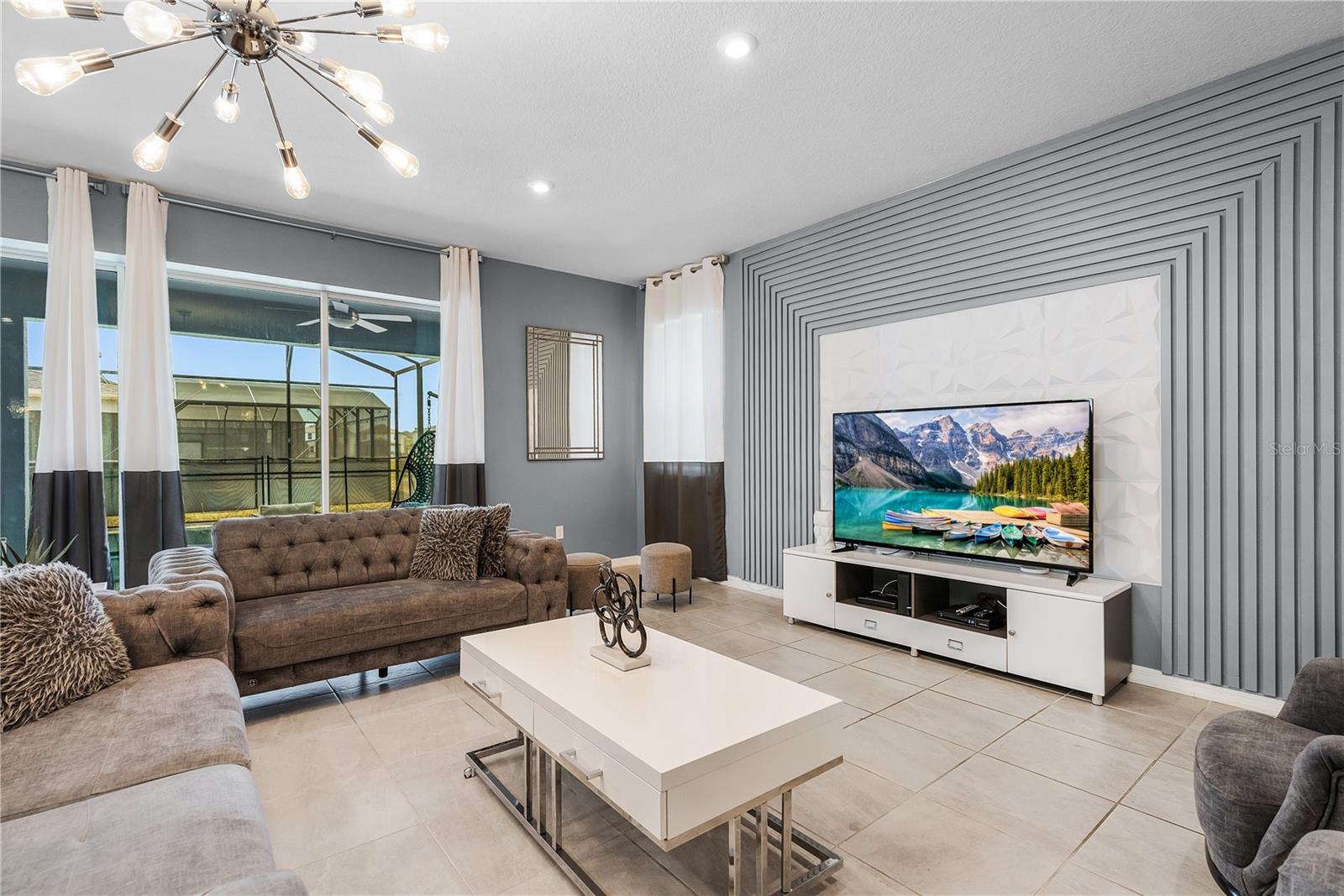 8915 TROPICAL HAVEN CT