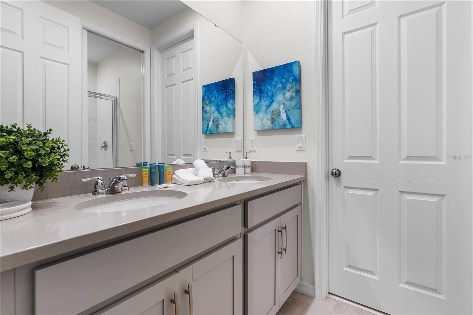 8915 TROPICAL HAVEN CT