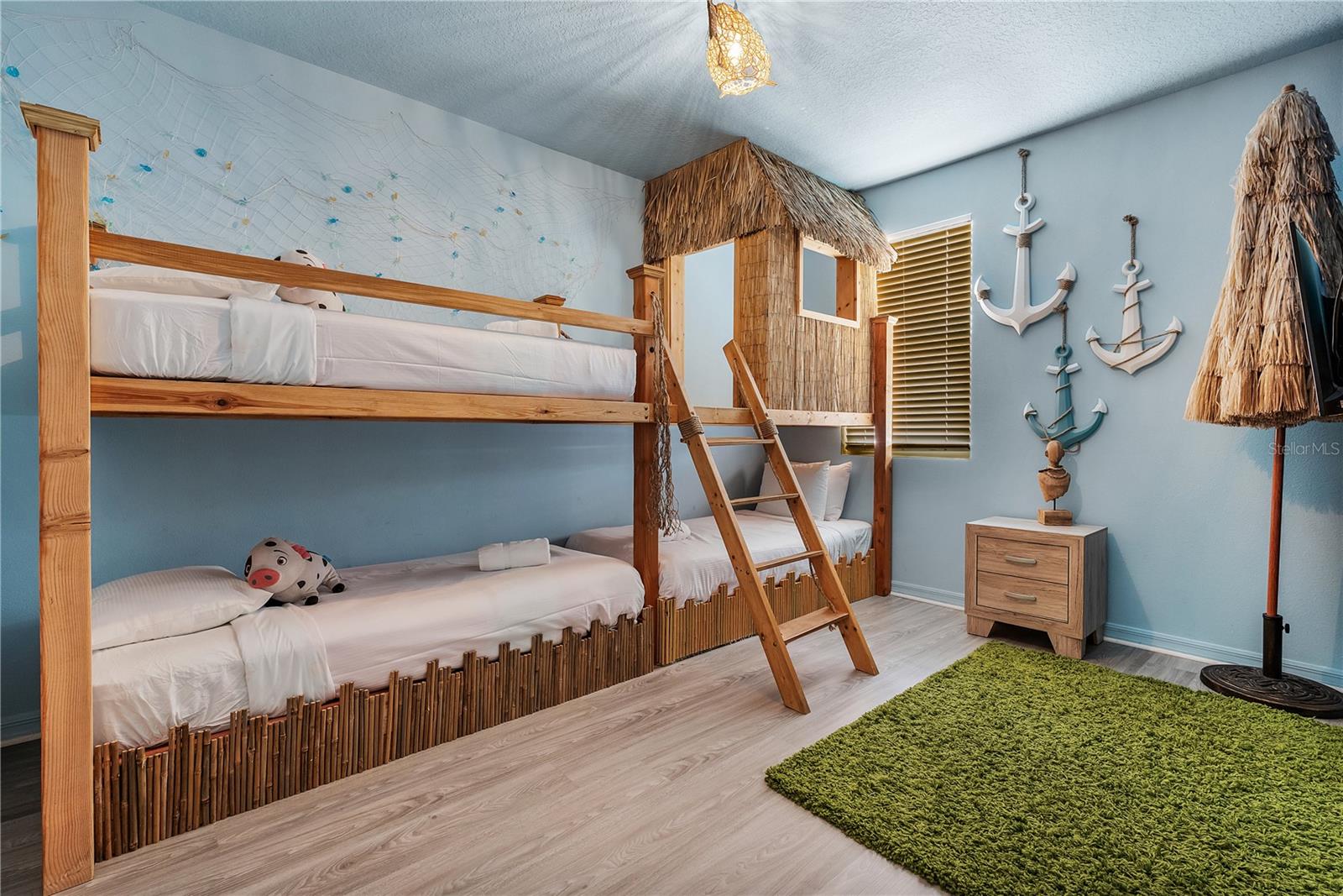 8915 TROPICAL HAVEN CT