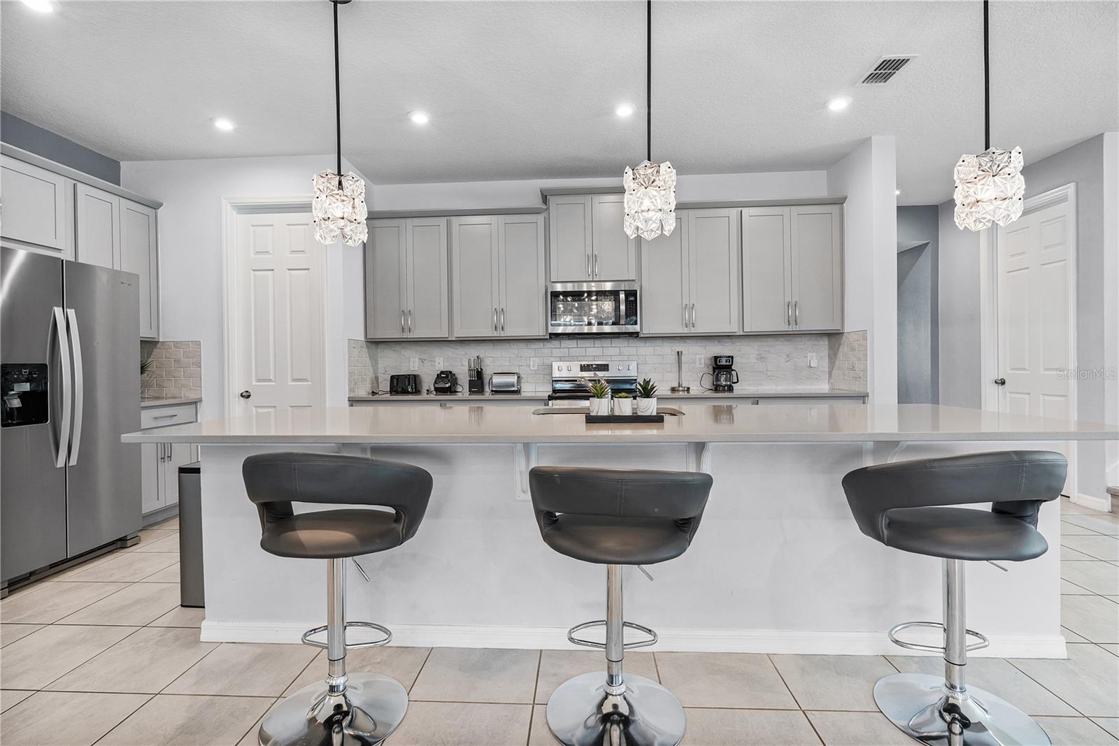 8915 TROPICAL HAVEN CT