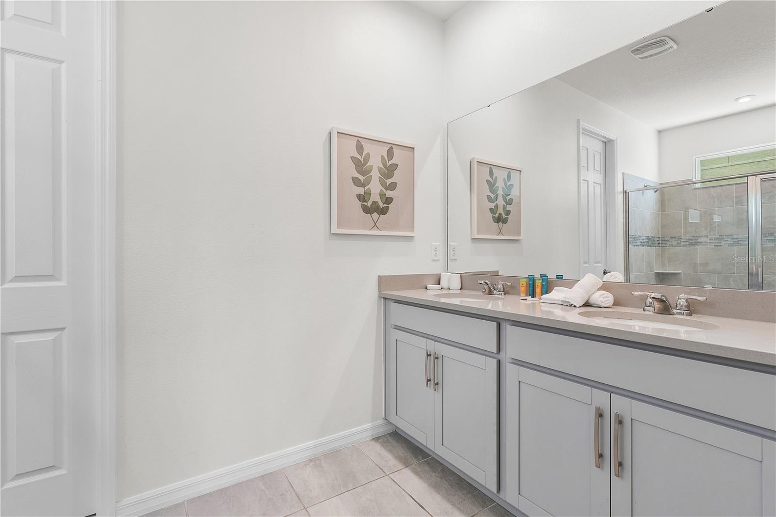 8915 TROPICAL HAVEN CT