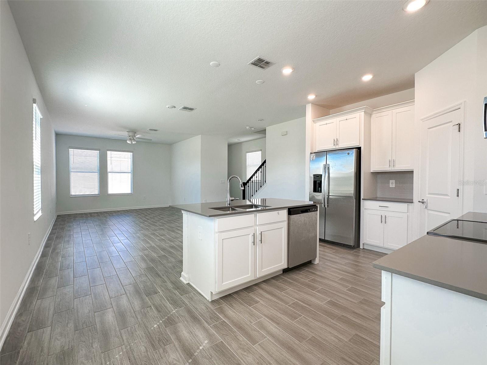 1408 ROXY LN