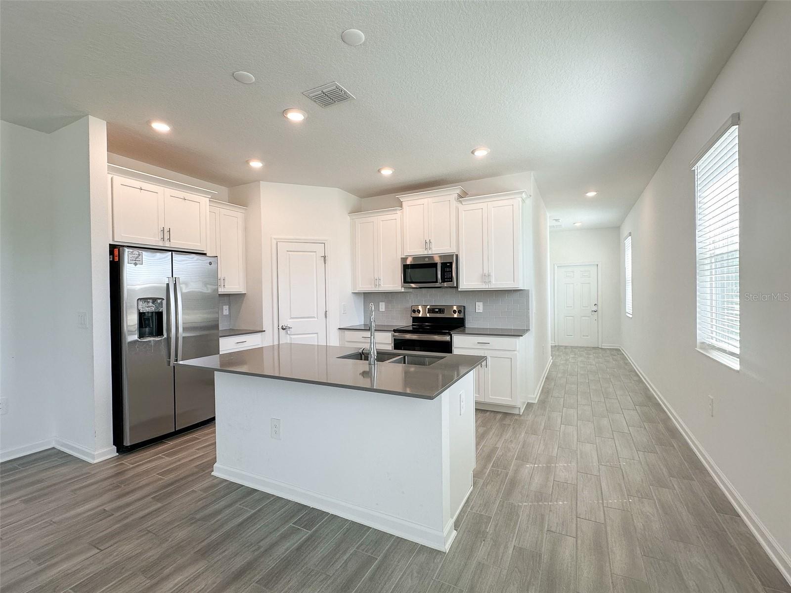 1408 ROXY LN
