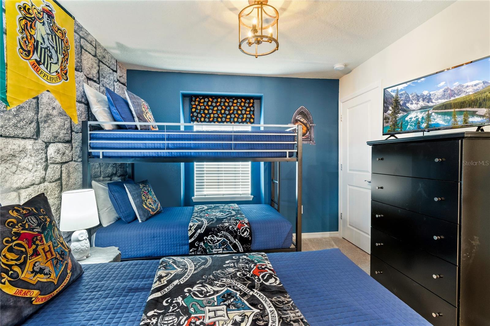 621 JASMINE LN