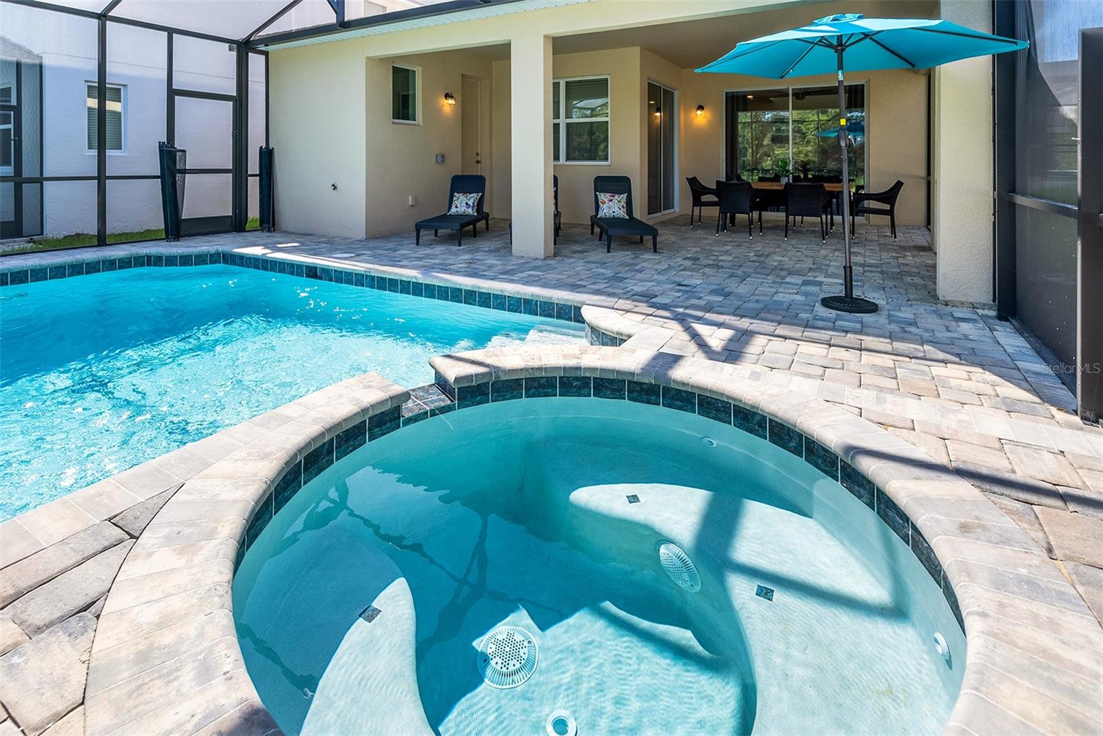 8953 COCONUT BREEZE DR