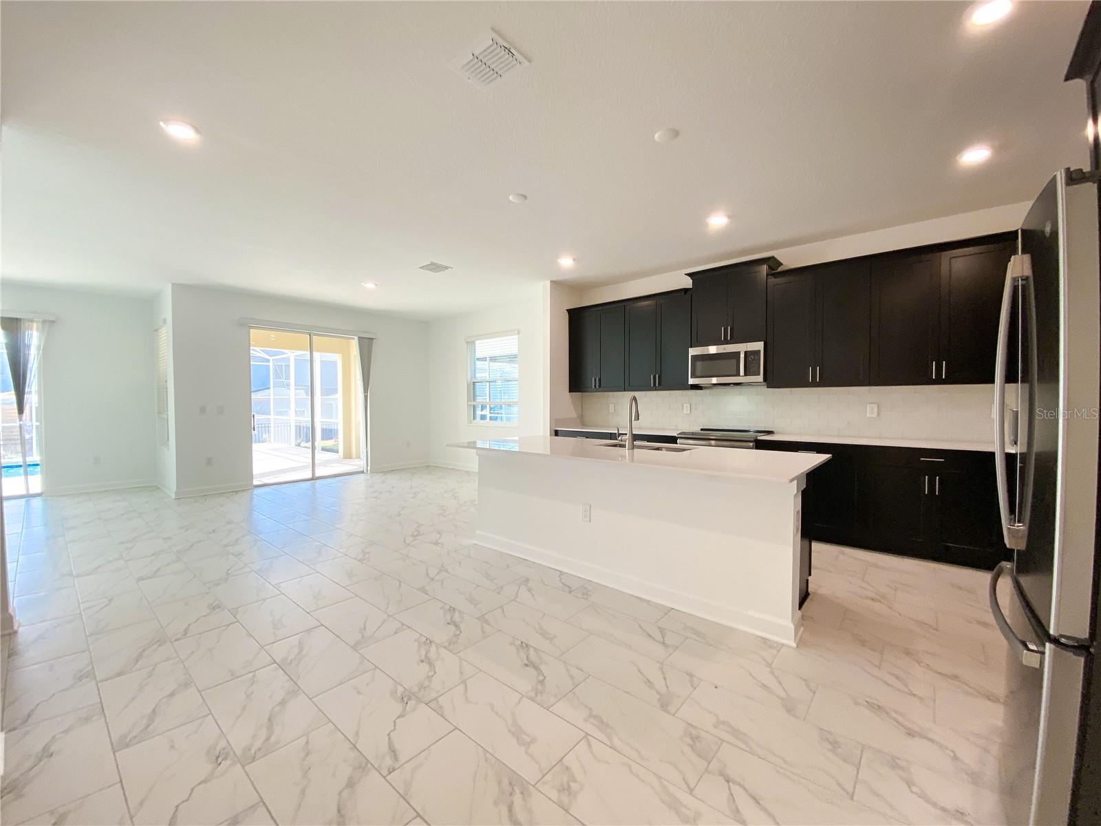 977 LEADER ST