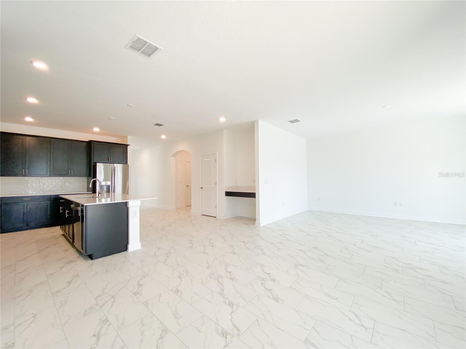 977 LEADER ST