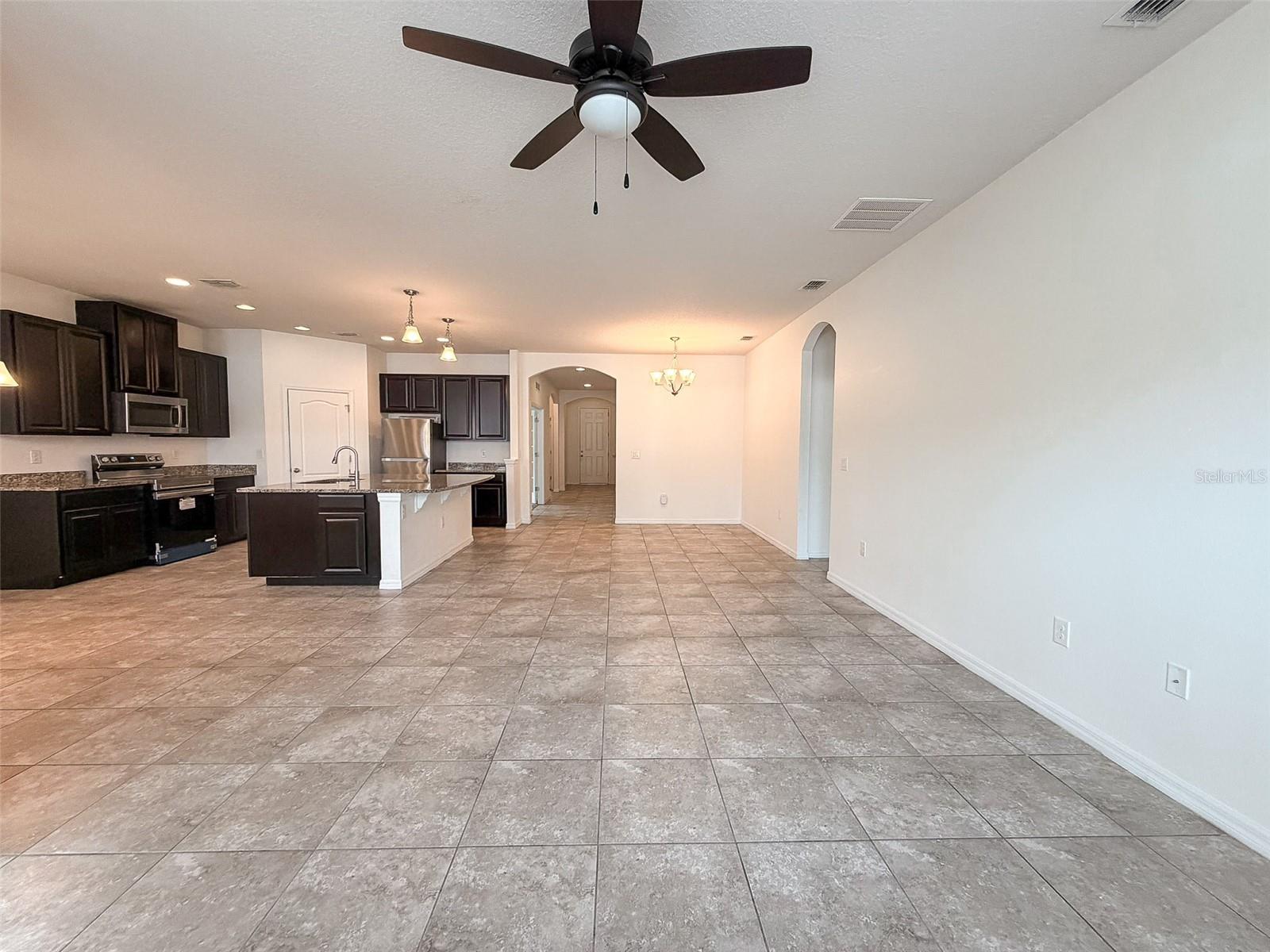 908 GLAZEBROOK LOOP