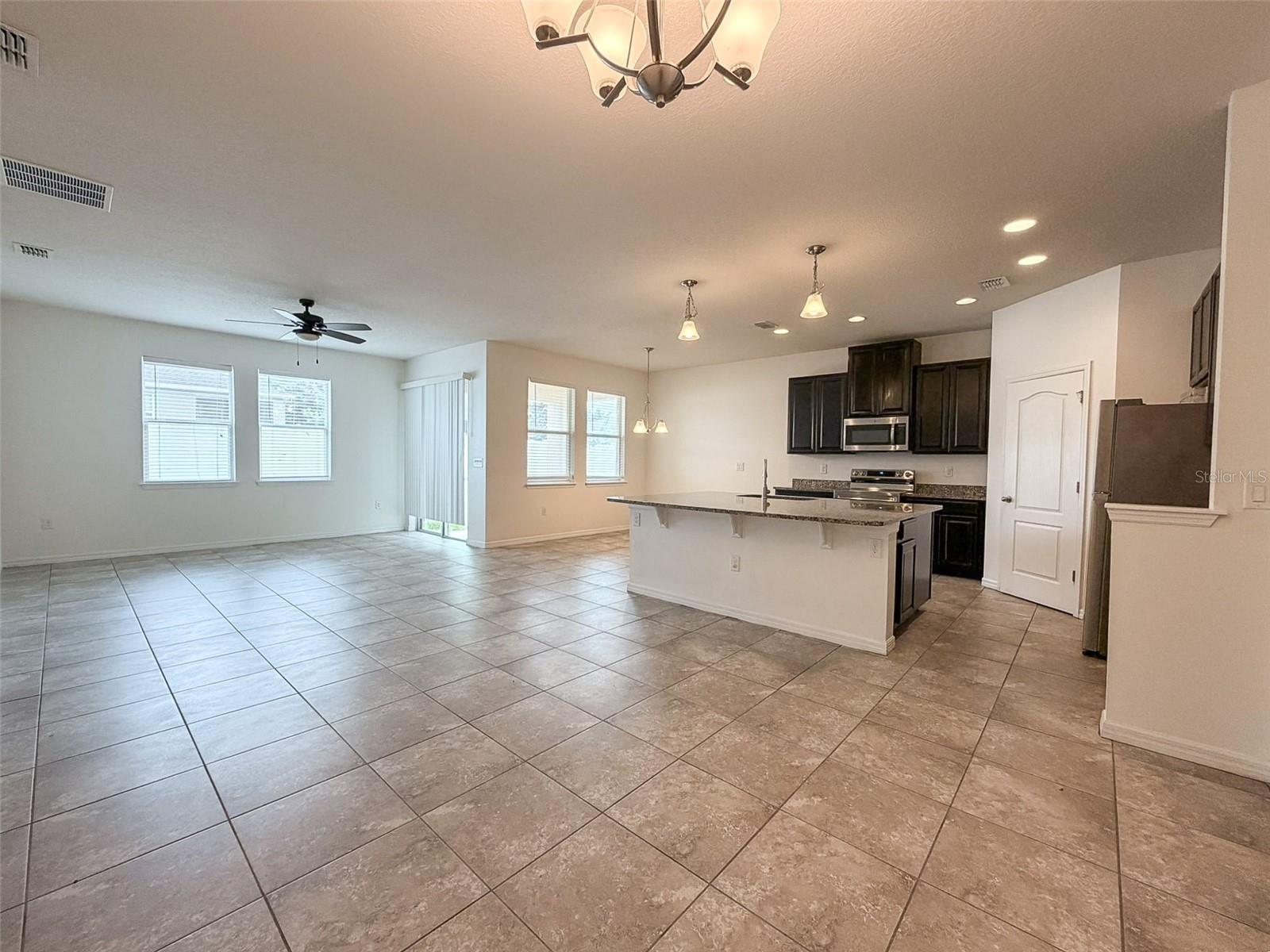 908 GLAZEBROOK LOOP