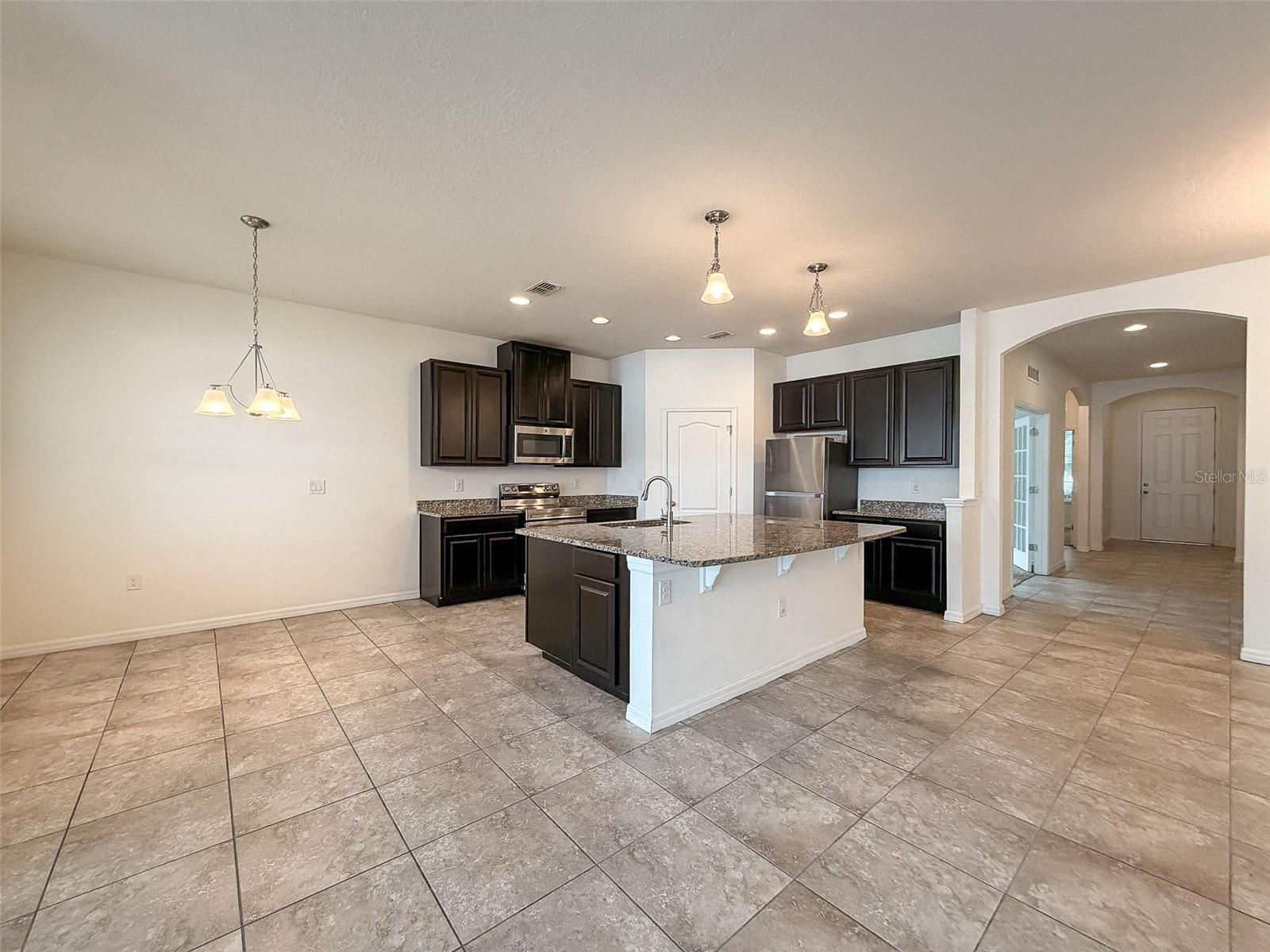 908 GLAZEBROOK LOOP