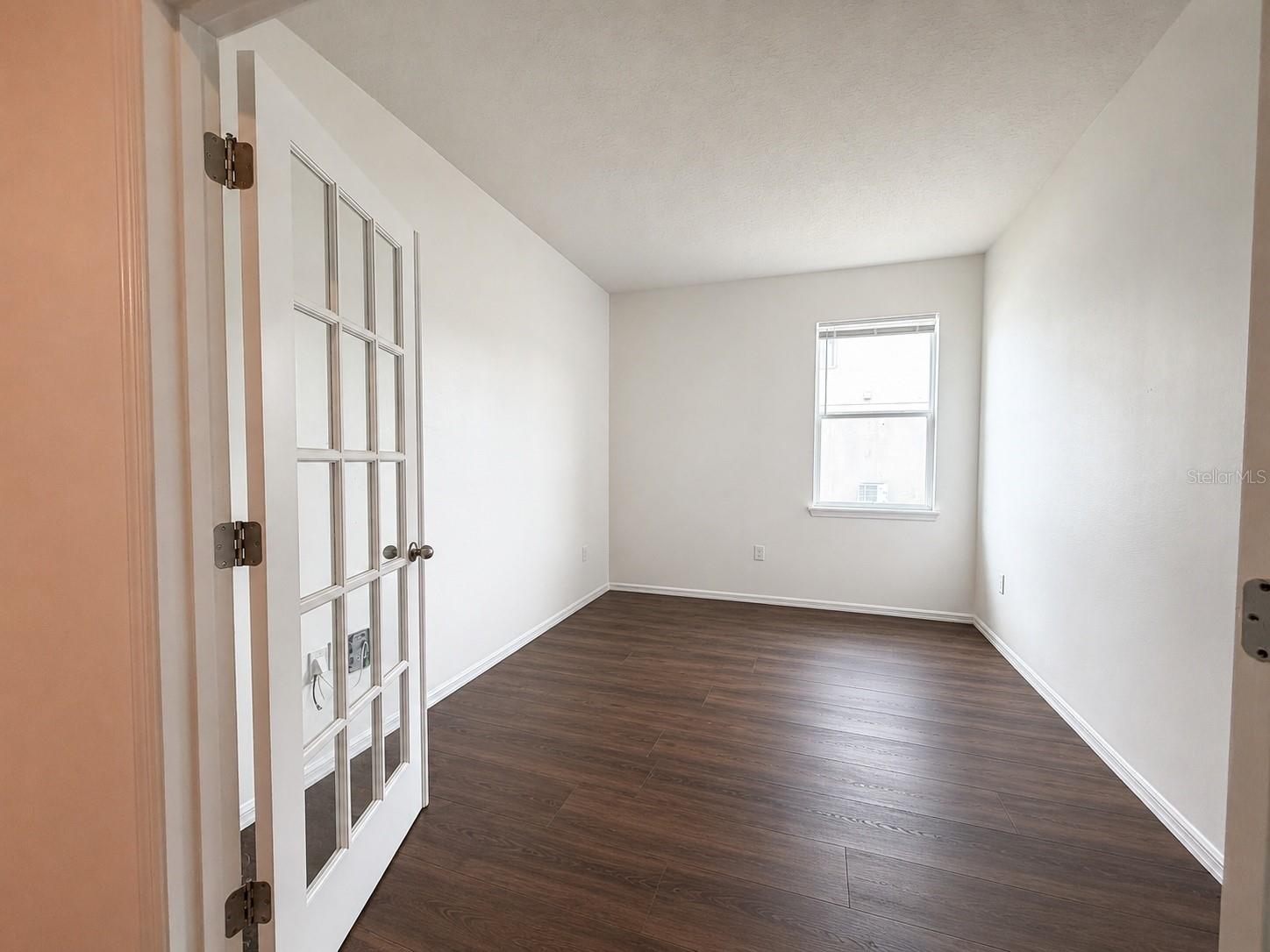 908 GLAZEBROOK LOOP