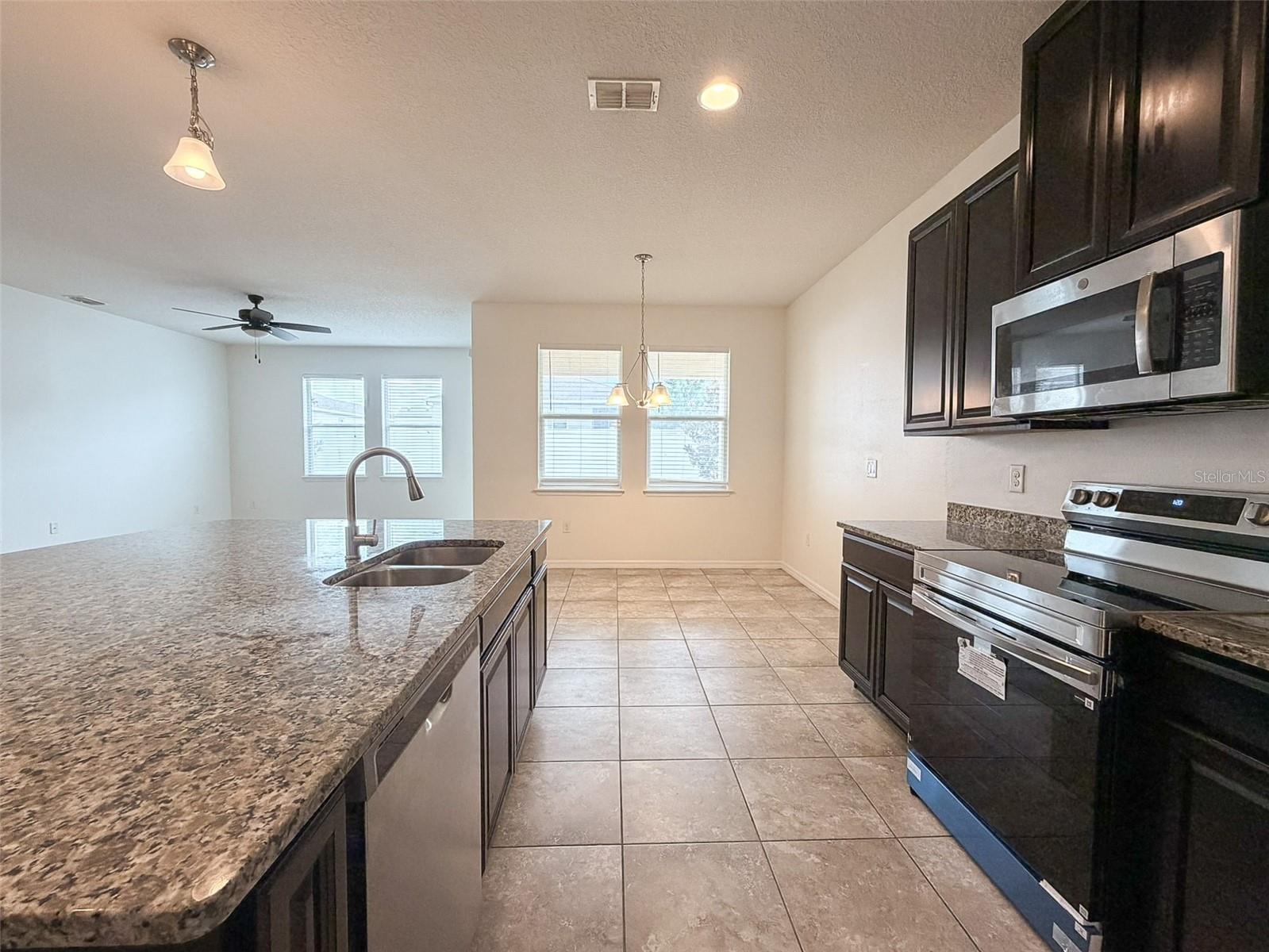 908 GLAZEBROOK LOOP