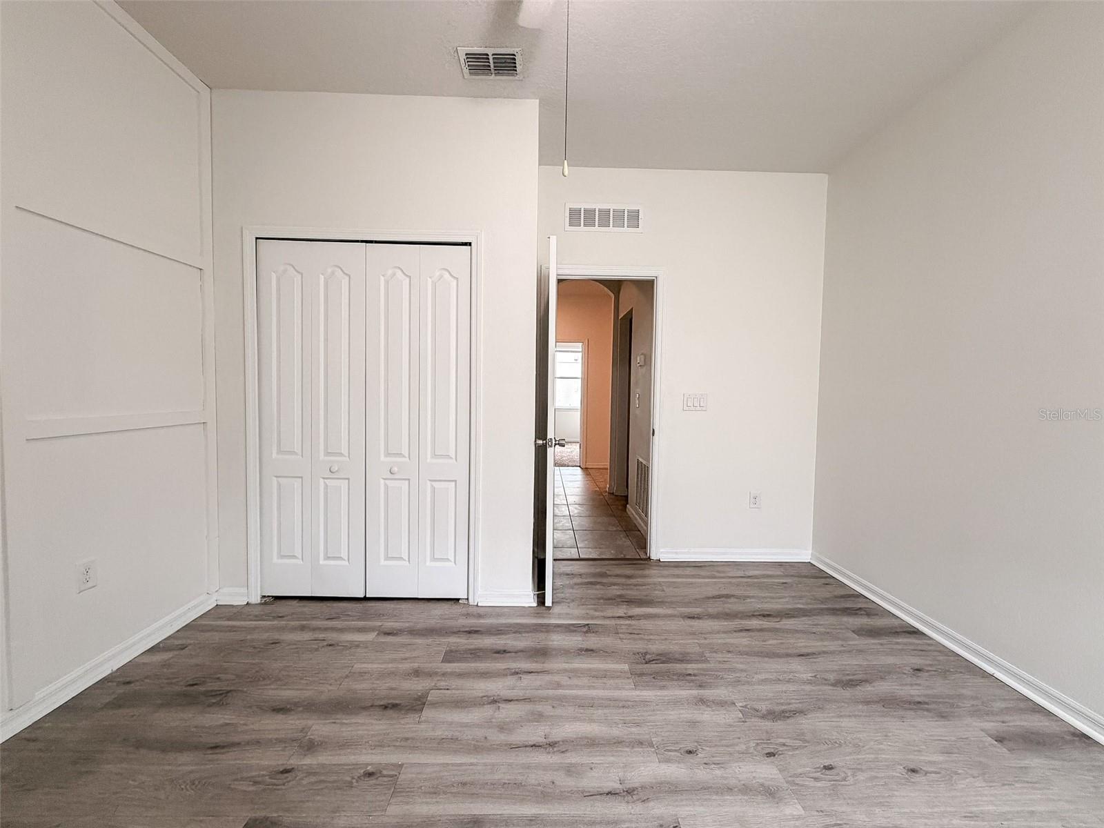 908 GLAZEBROOK LOOP