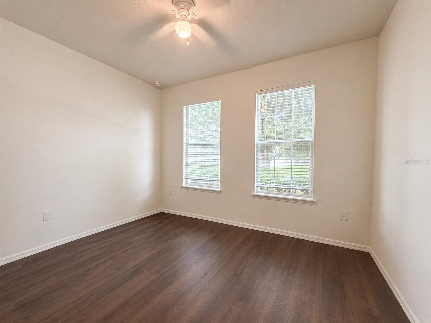 908 GLAZEBROOK LOOP