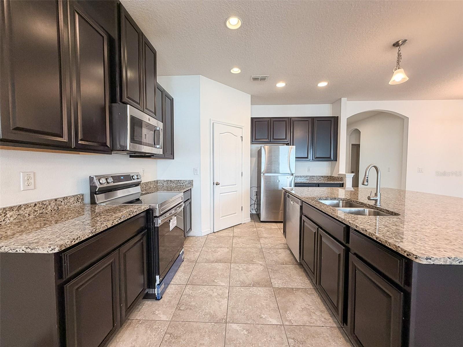 908 GLAZEBROOK LOOP