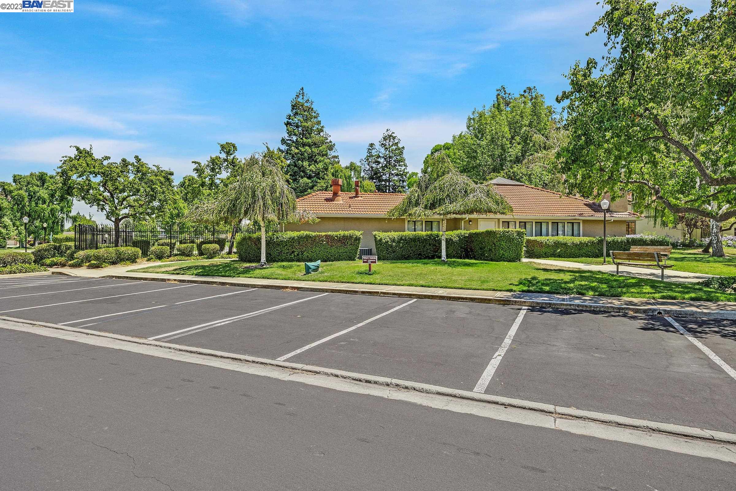 343 Charlotte Common