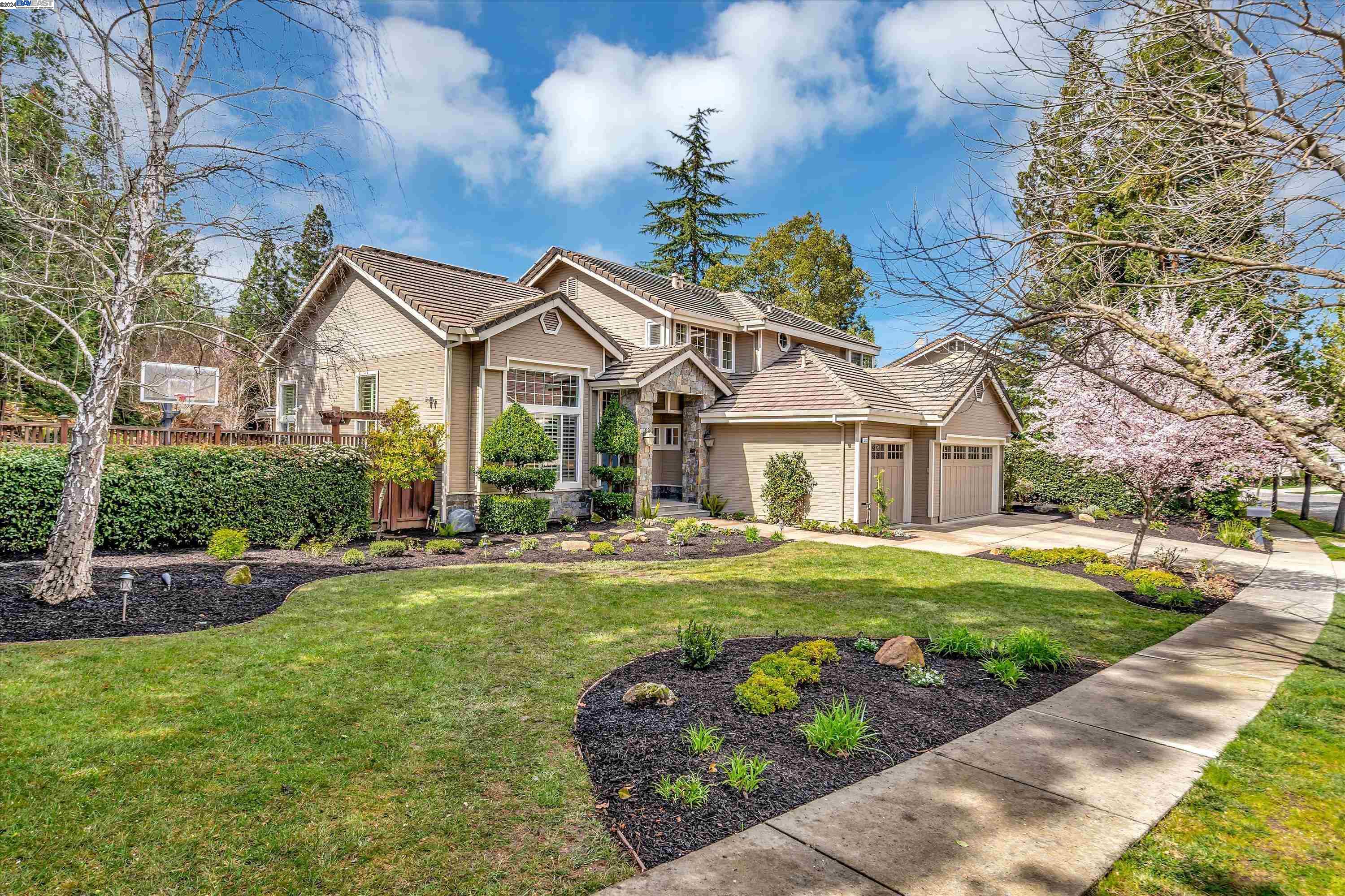 5213 Independence Dr