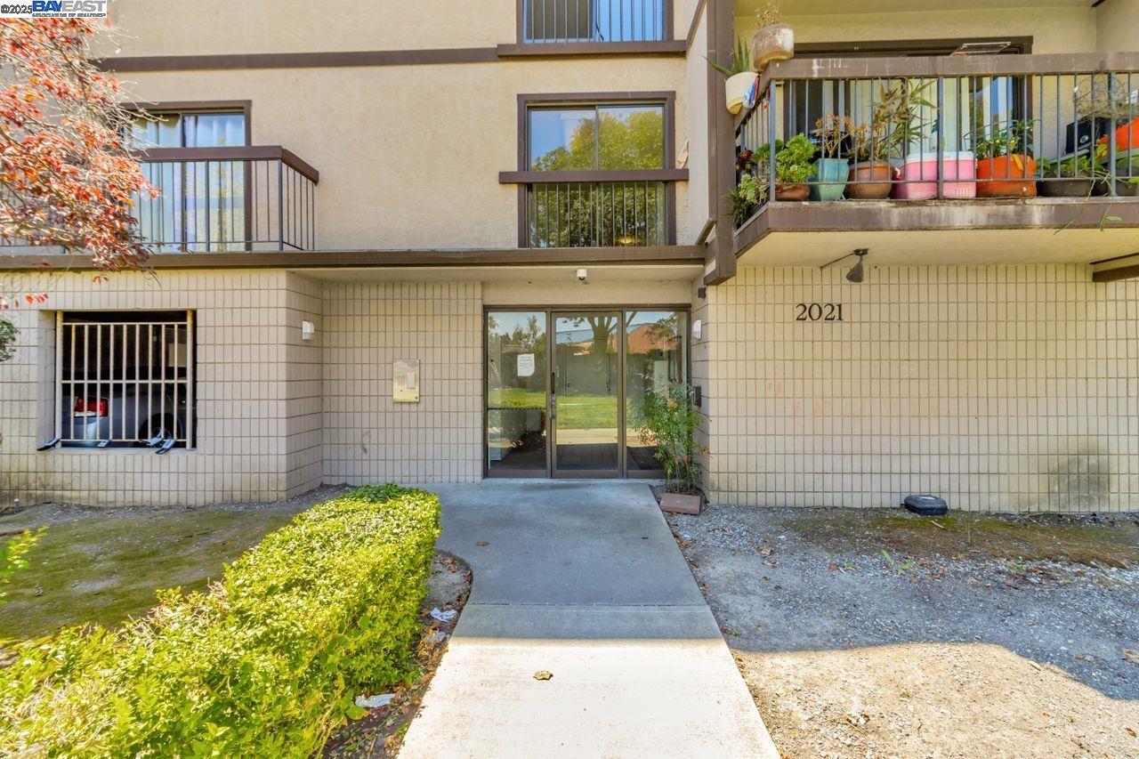 2021 Market Ave # 211