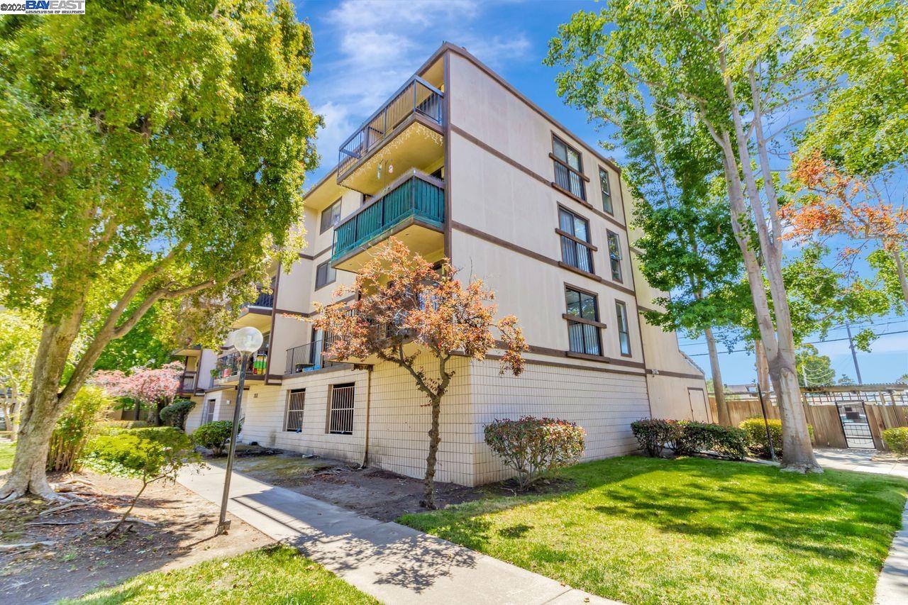 2021 Market Ave # 211