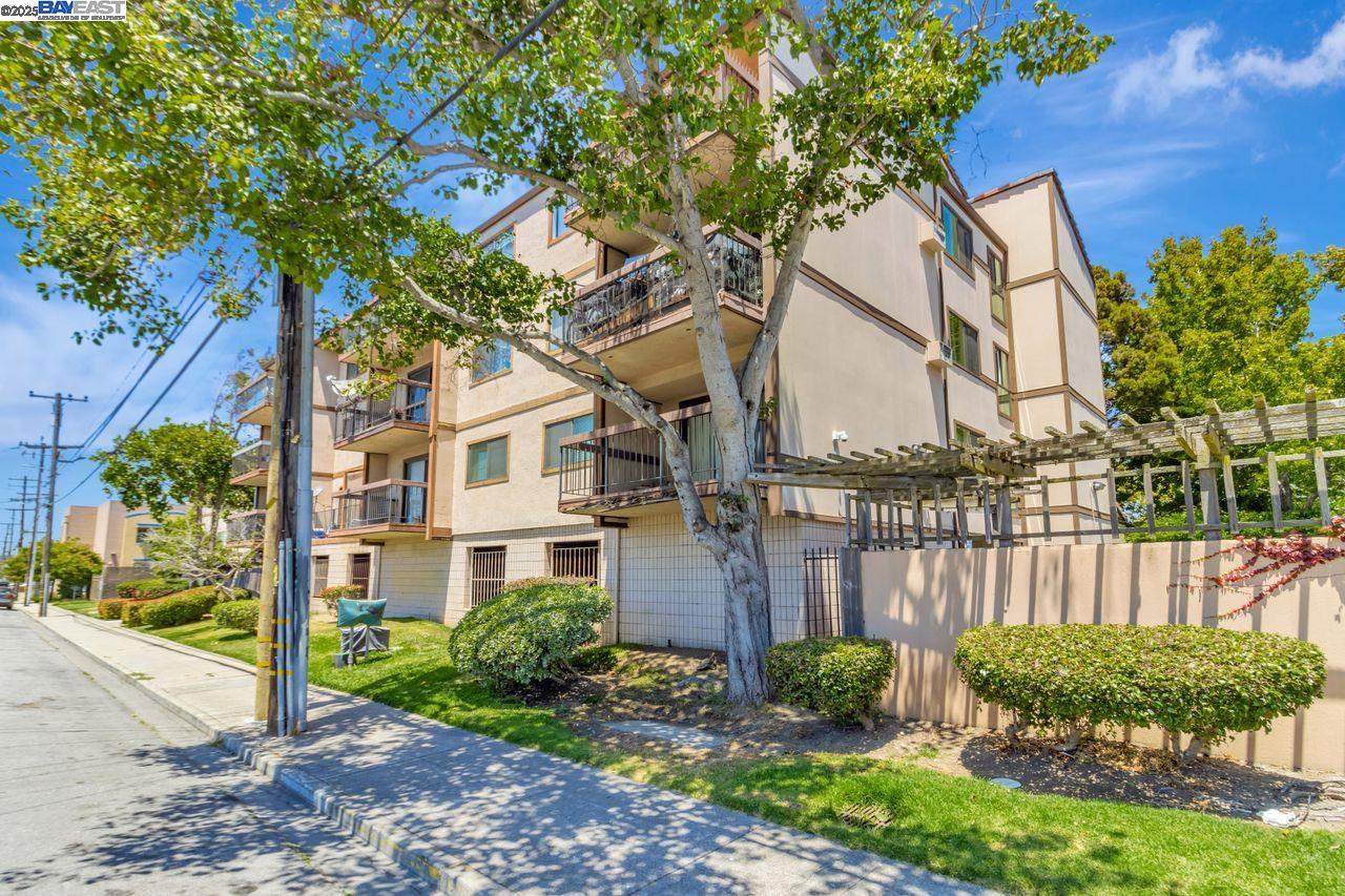 2021 Market Ave # 211