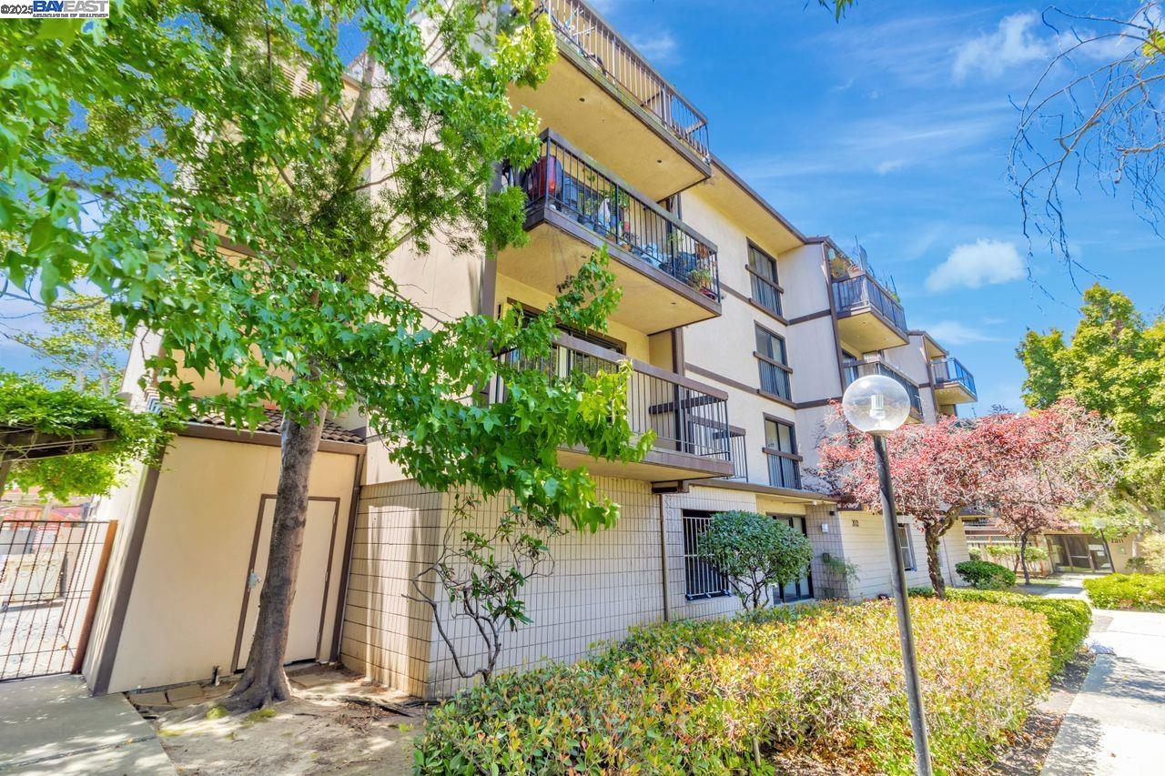 2021 Market Ave # 211