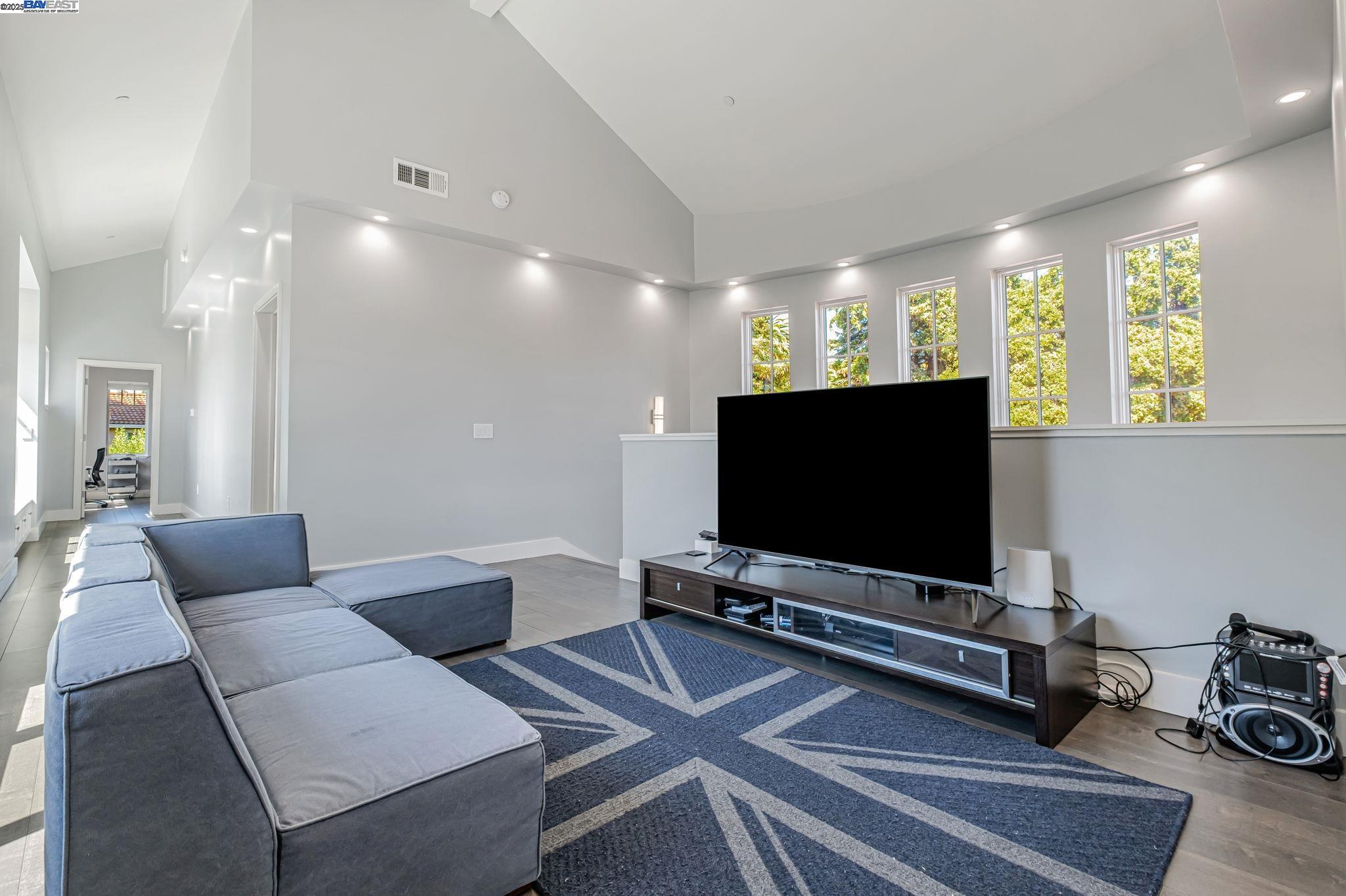 375 Hillview Dr
