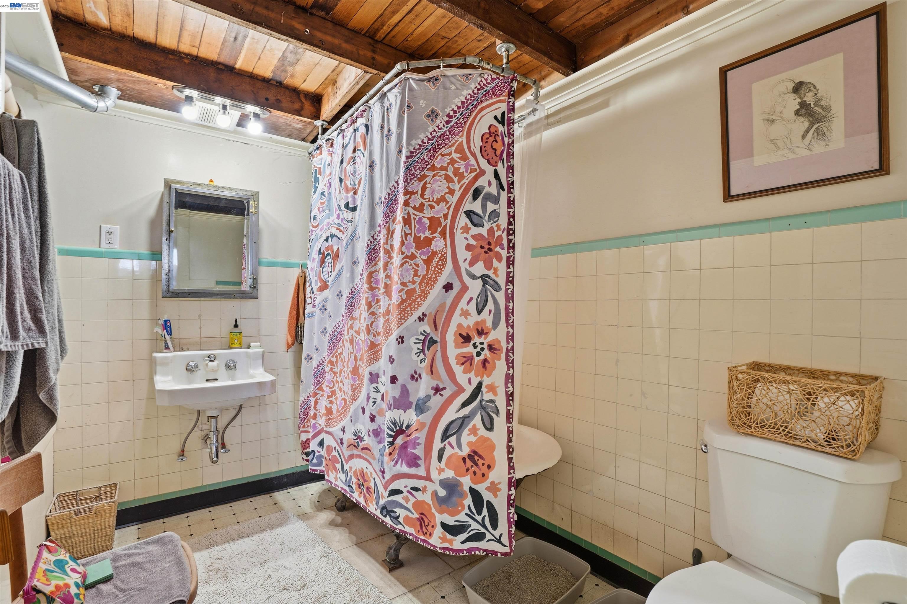 733 Loring Ave