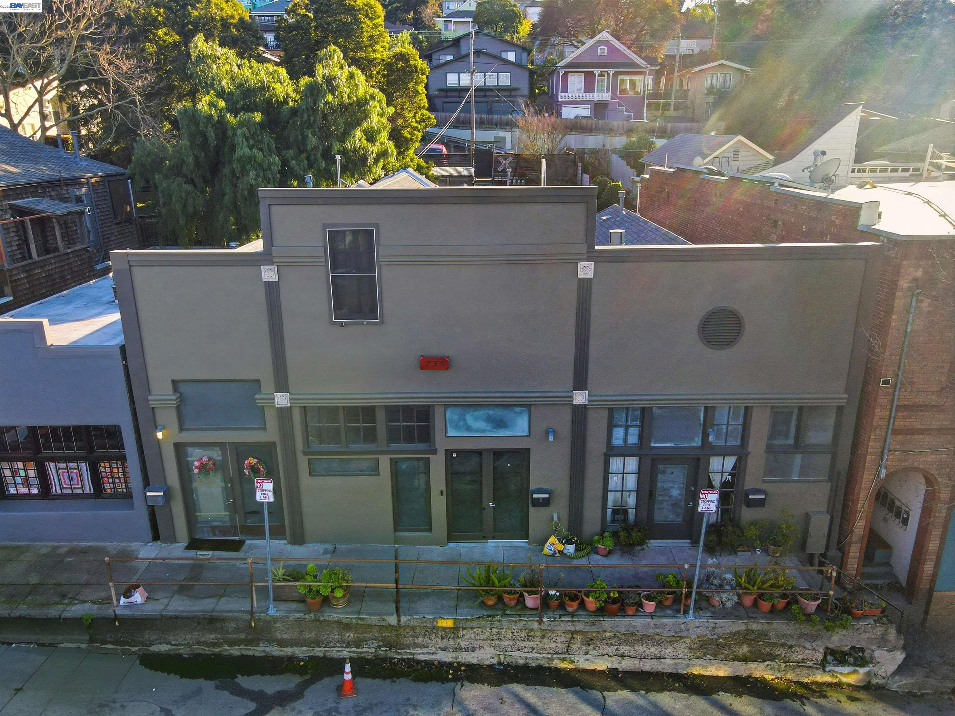733 Loring Ave
