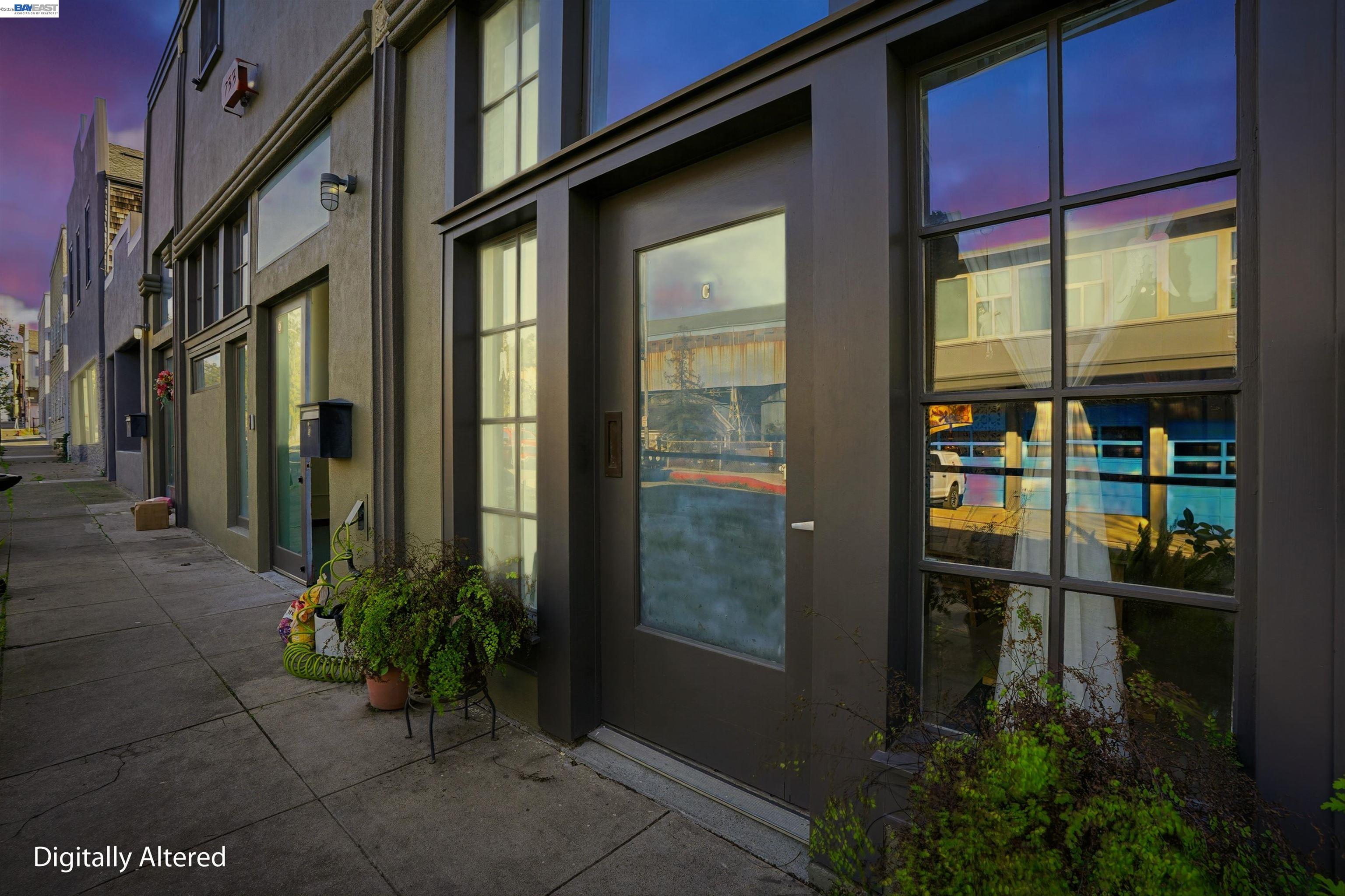 733 Loring Ave