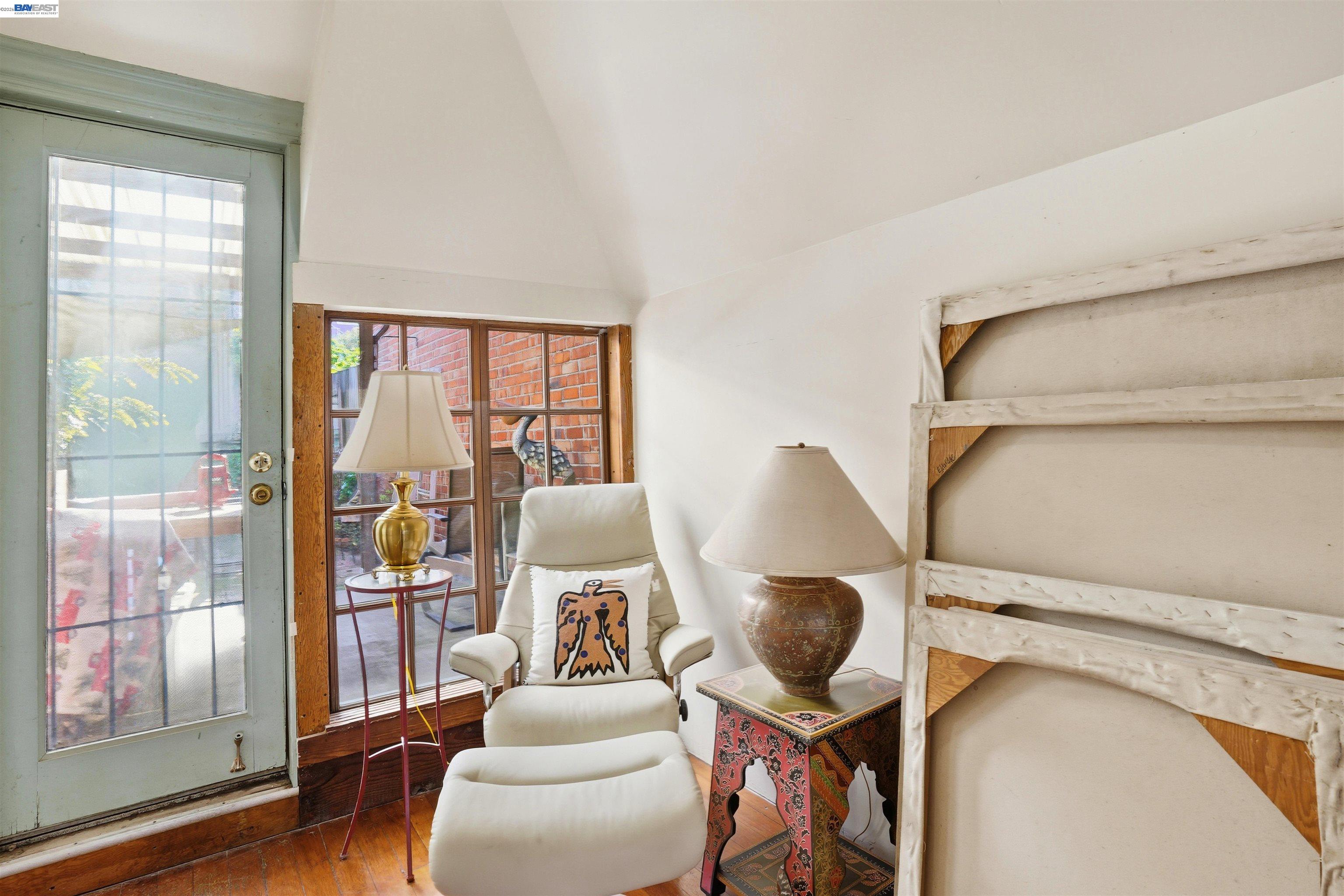 733 Loring Ave